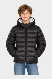 Ragazzo indossa un giubbino reversibile nero Follower SRL con cappuccio e chiusura a zip su sfondo neutro
