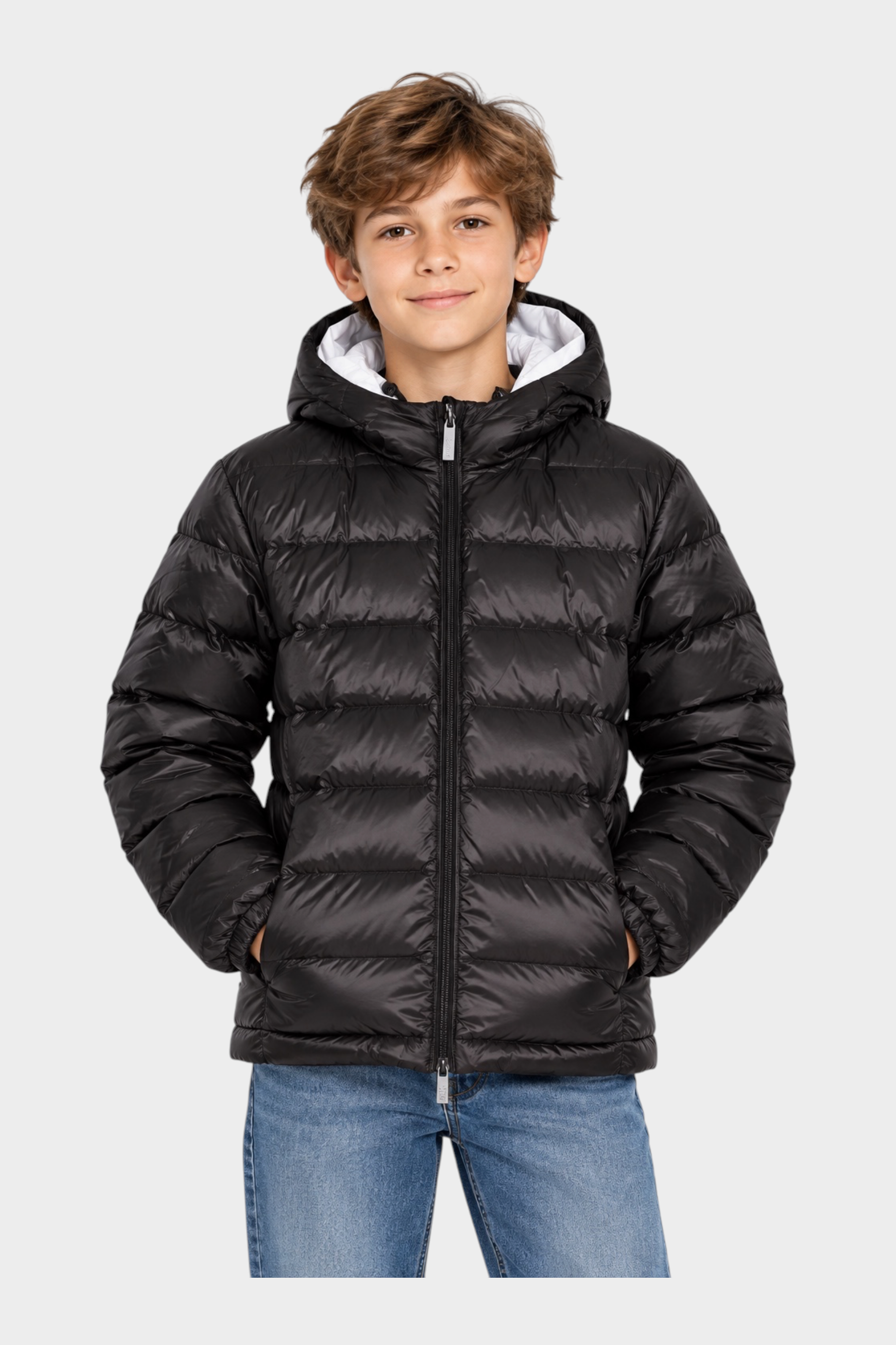 Ragazzo indossa un giubbino reversibile nero Follower SRL con cappuccio e chiusura a zip su sfondo neutro