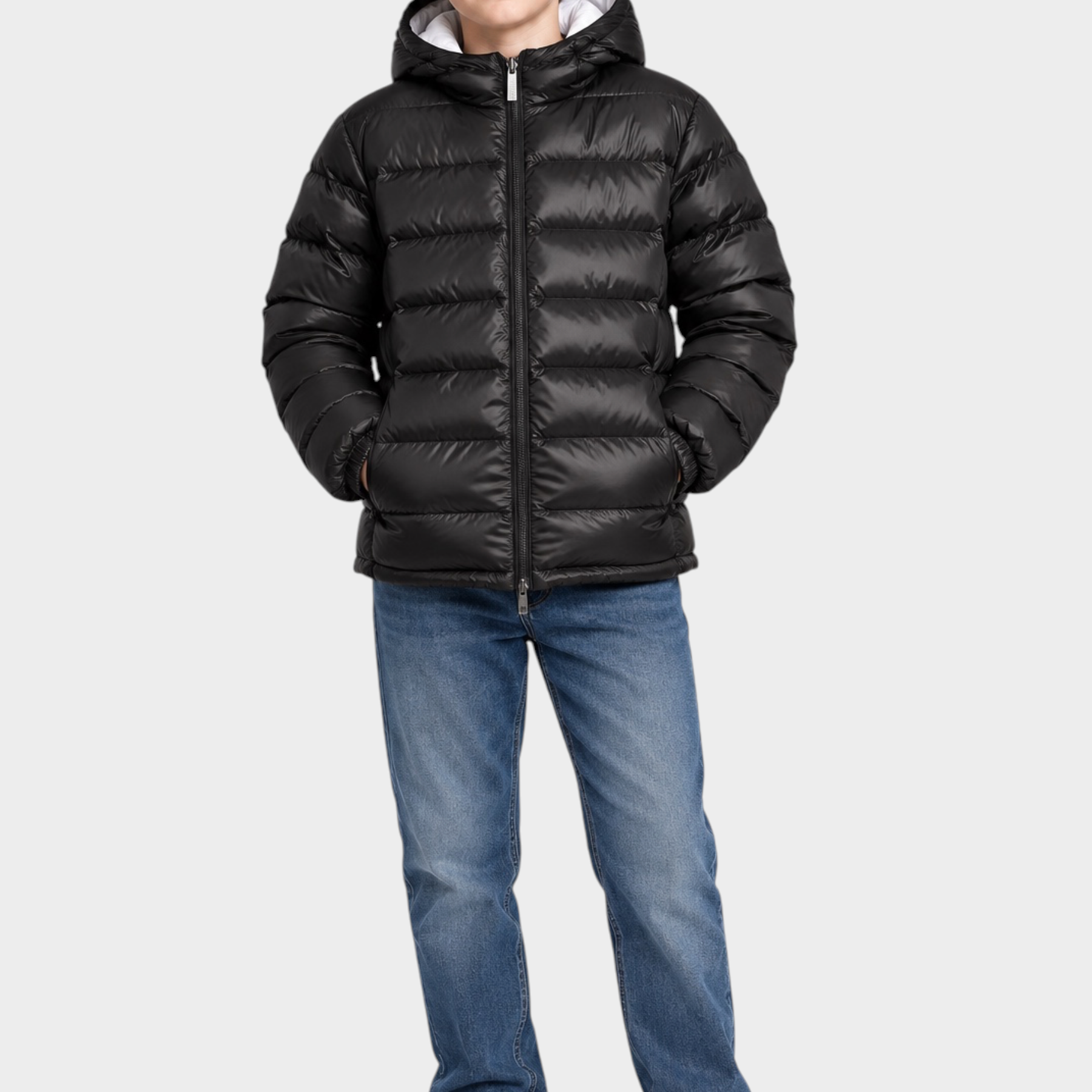 Ragazzo indossa giubbino reversibile nero Follower SRL con cappuccio e zip, abbinato a jeans blu e scarpe bianche