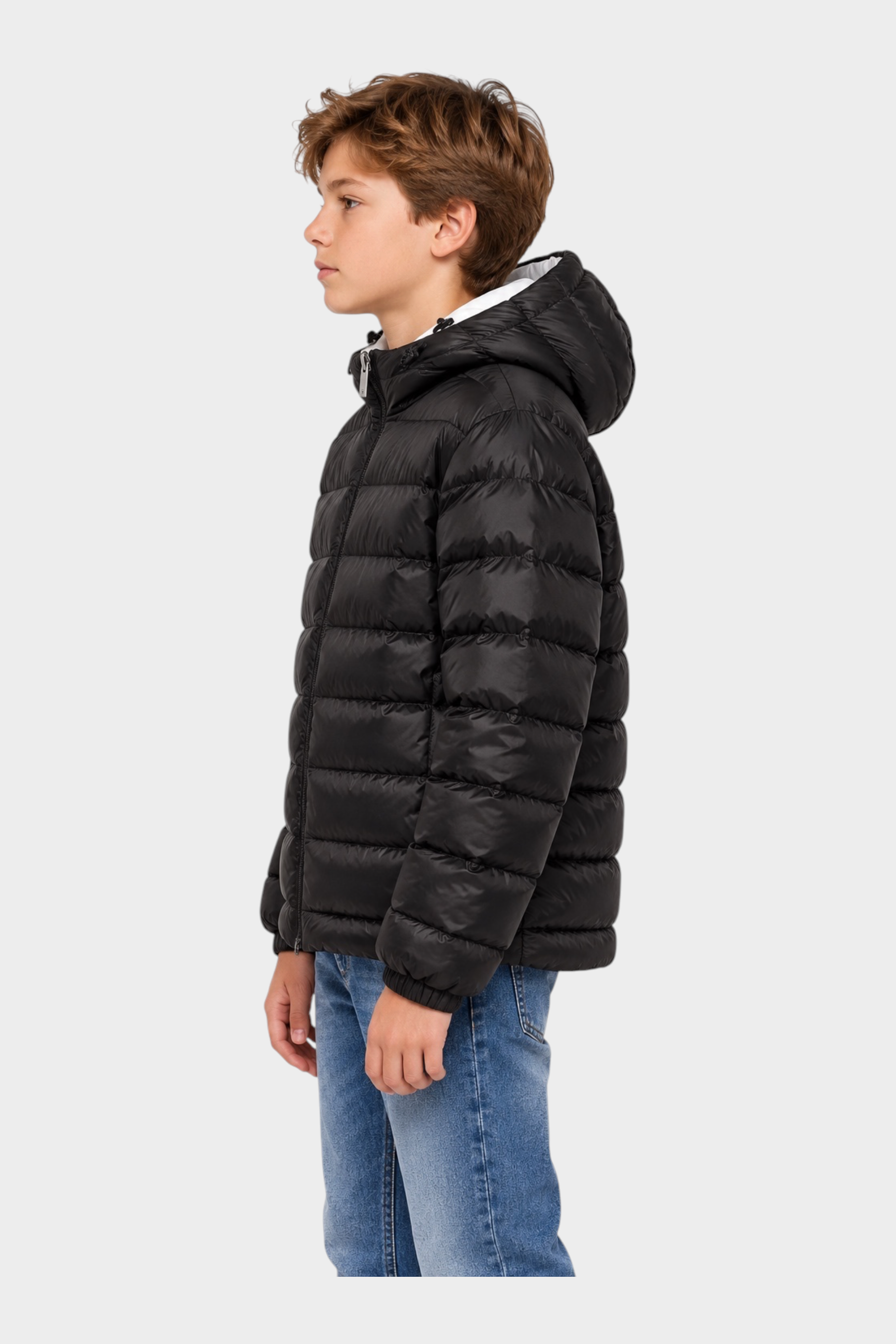 Ragazzo indossa giubbino reversibile nero Follower SRL con cappuccio e trapuntatura orizzontale