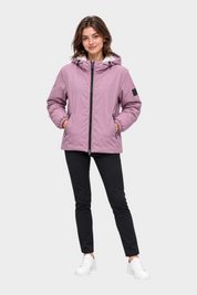 Modella indossa giubbino reversibile Follower SRL rosa con cappuccio, zip nera e tasche laterali su sfondo bianco