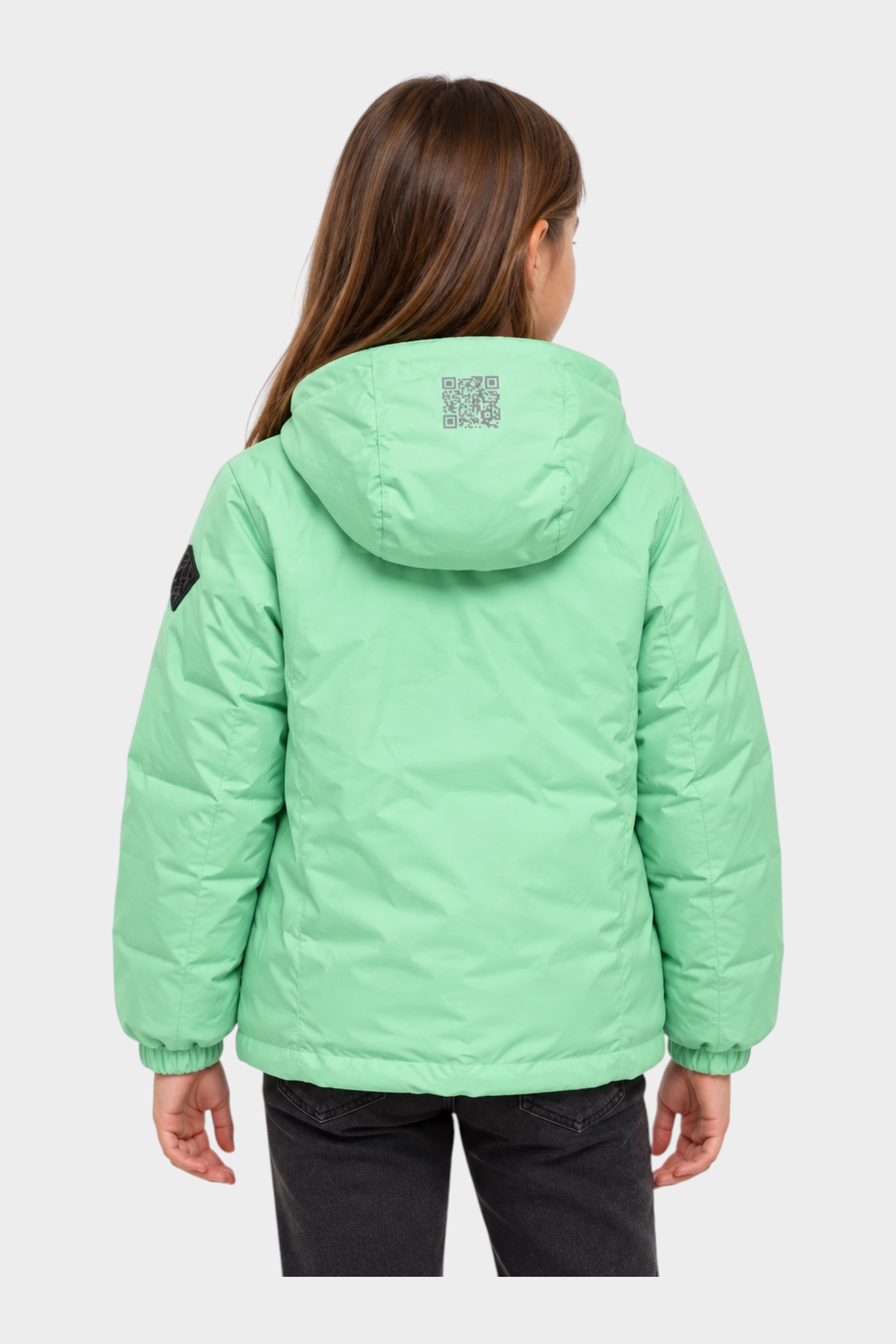 Giubbino reversibile Follower SRL verde menta con cappuccio e stampa QR code sul retro indossato da una bambina