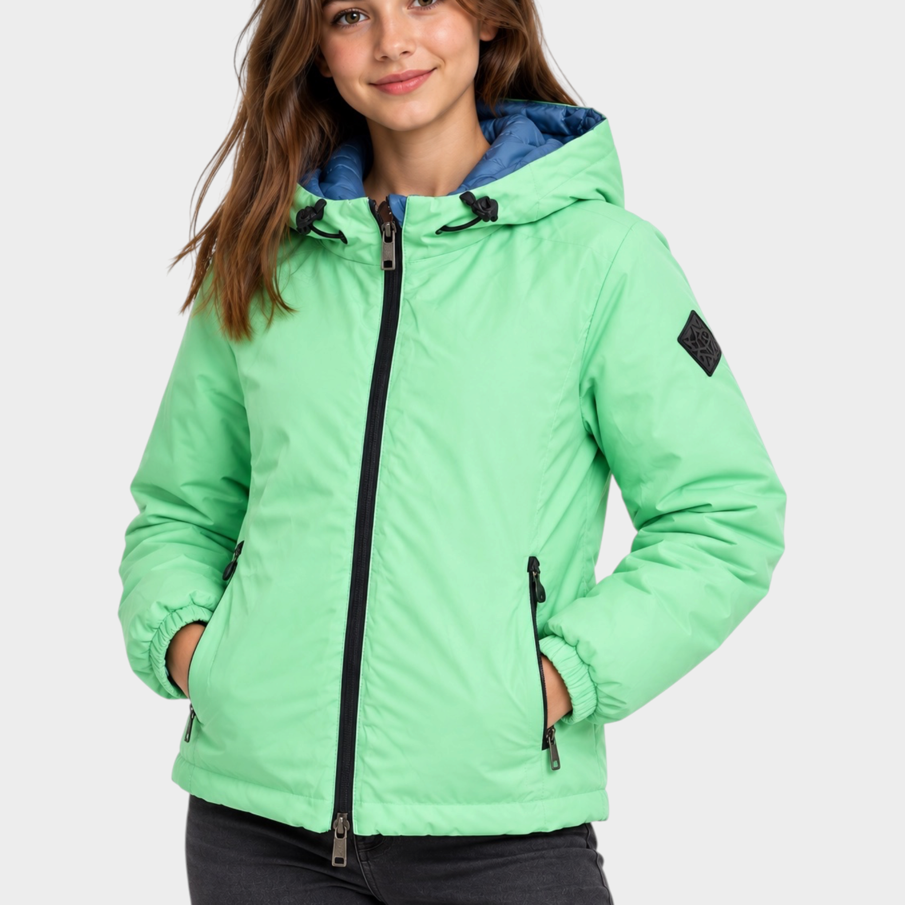 Modella indossa giubbino reversibile Follower SRL verde menta con cappuccio e zip nera a contrasto