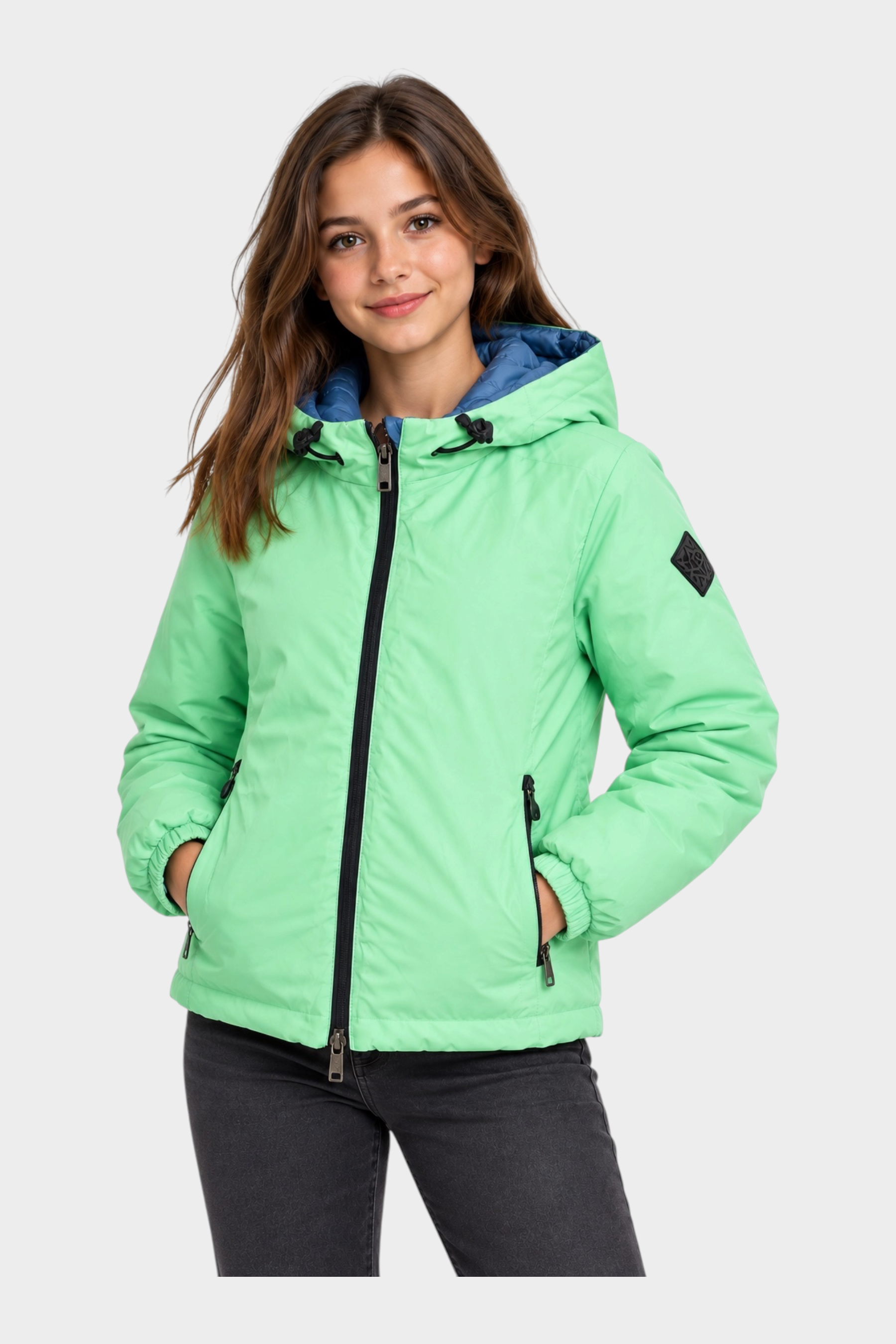 Modella indossa giubbino reversibile Follower SRL verde menta con cappuccio e zip nera a contrasto