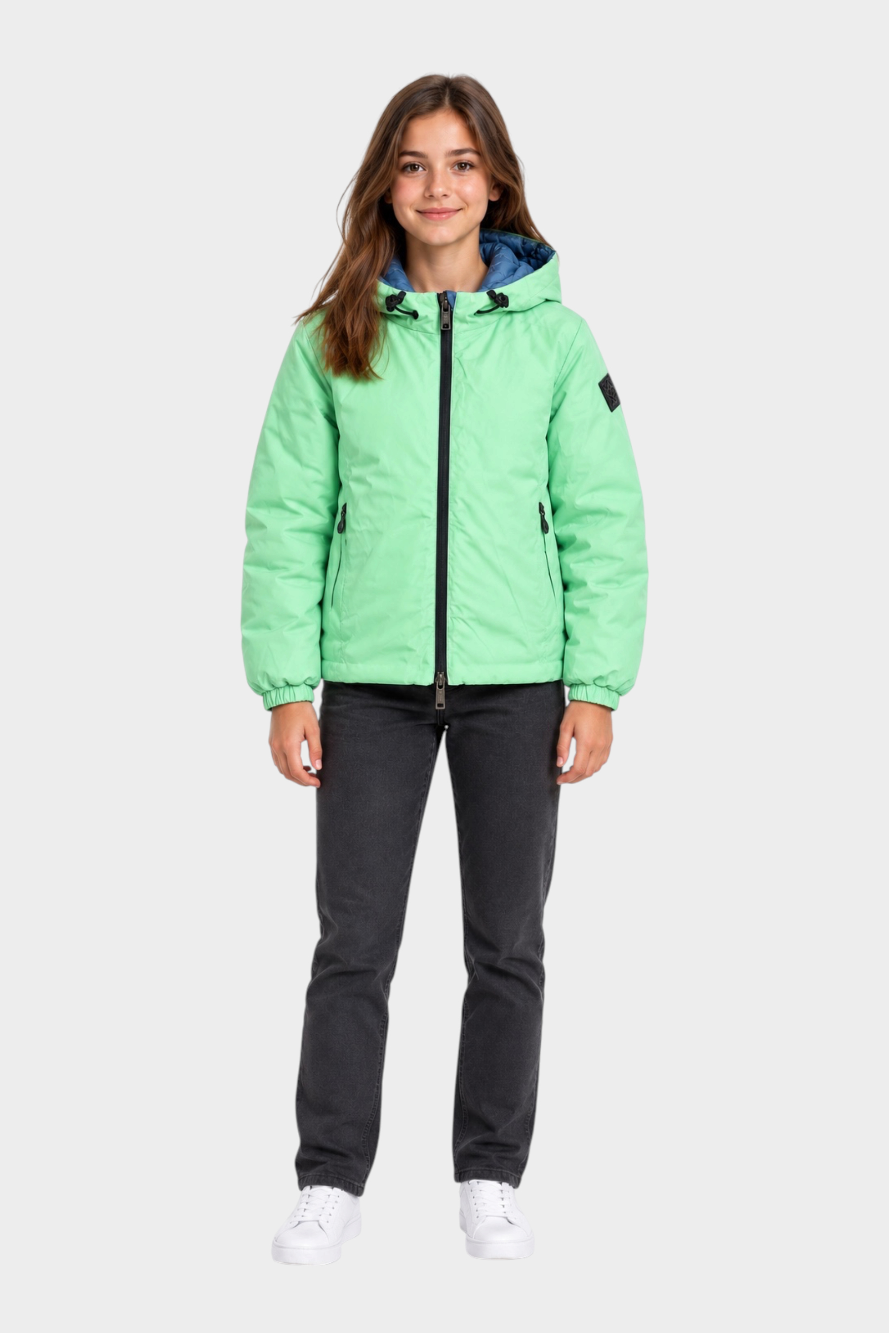Ragazza indossa giubbino reversibile Follower SRL verde menta con cappuccio e zip nera su sfondo bianco
