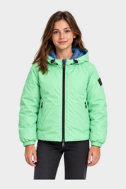 Giubbino reversibile Follower SRL verde menta con cappuccio e zip nera indossato da una ragazza