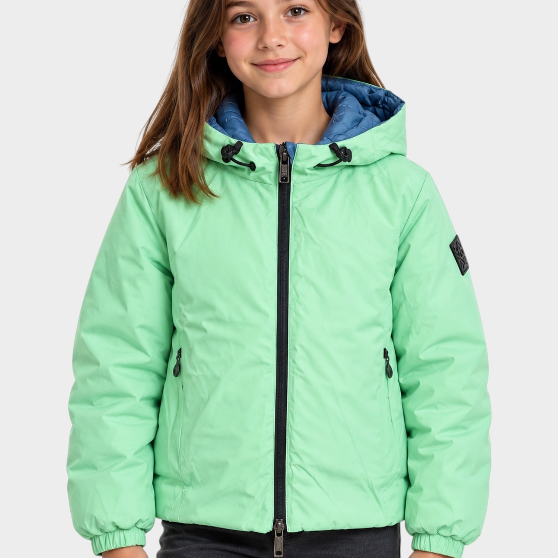Ragazza indossa giubbino reversibile Follower SRL verde menta con cappuccio e zip nera