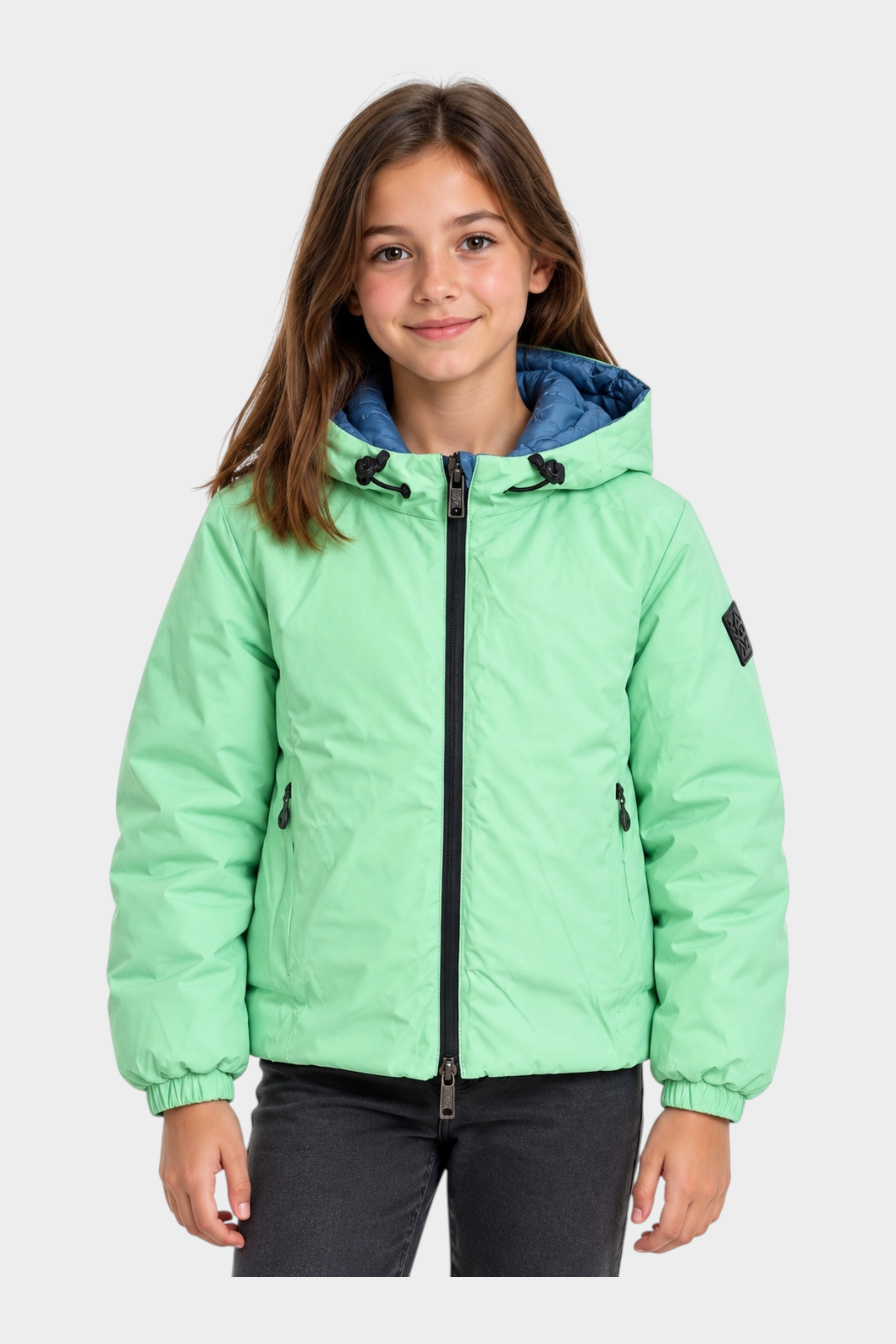 Ragazza indossa giubbino reversibile Follower SRL verde menta con cappuccio e zip nera