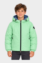 Ragazzo indossa giubbino reversibile Follower SRL verde menta con cappuccio e zip nera a contrasto