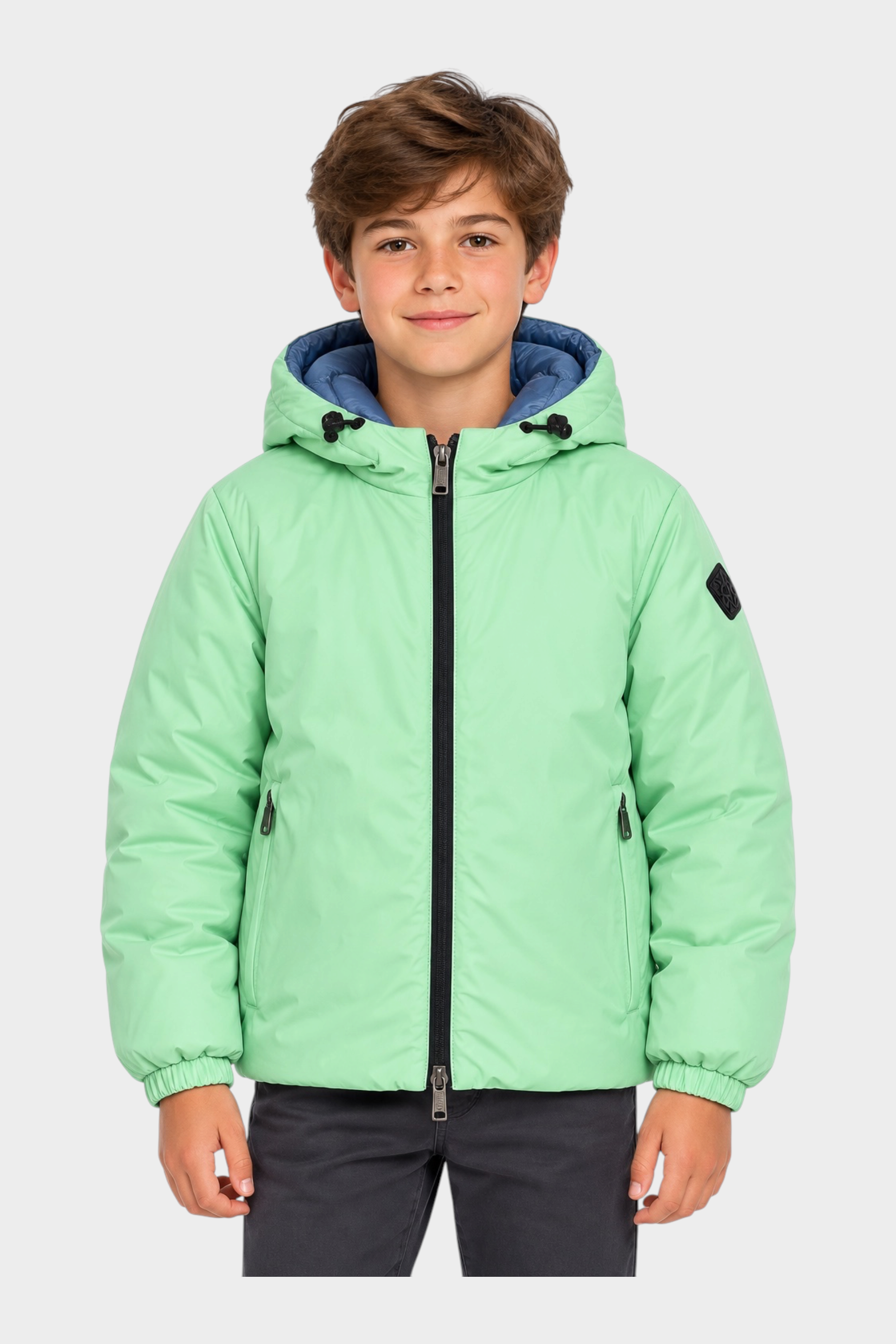 Ragazzo indossa giubbino reversibile Follower SRL verde menta con cappuccio e zip nera a contrasto