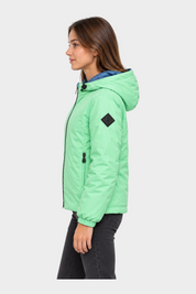 Modella indossa giubbino reversibile Follower SRL verde menta con cappuccio e logo nero sulla manica