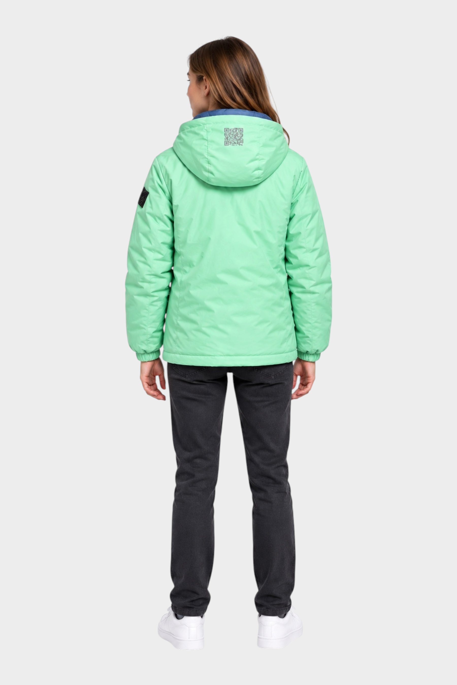 Vista posteriore di un giubbino reversibile Follower SRL verde menta con cappuccio e dettaglio QR code