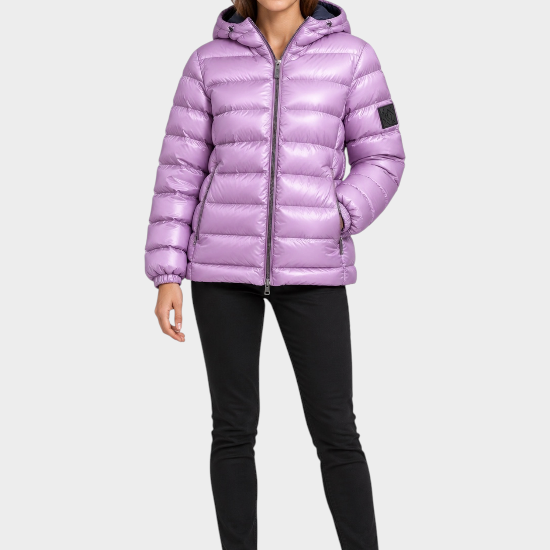Modella indossa giubbino reversibile Follower SRL trapuntato color viola lucido con cappuccio e zip frontale
