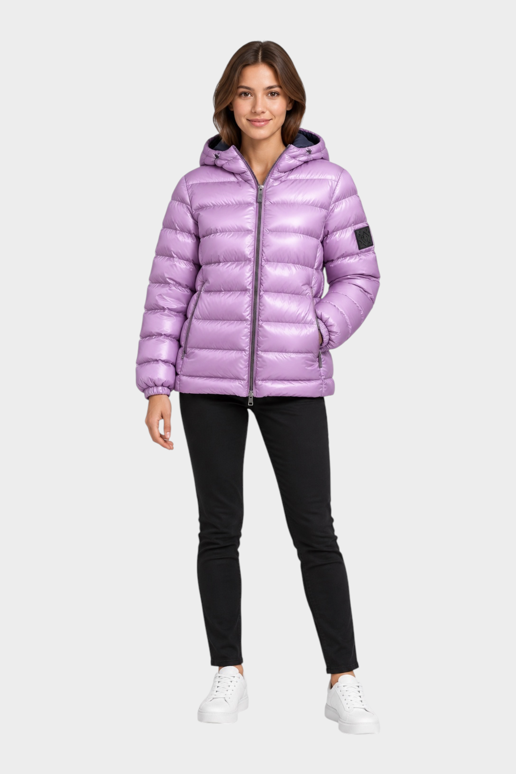 Modella indossa giubbino reversibile Follower SRL trapuntato color viola lucido con cappuccio e zip frontale