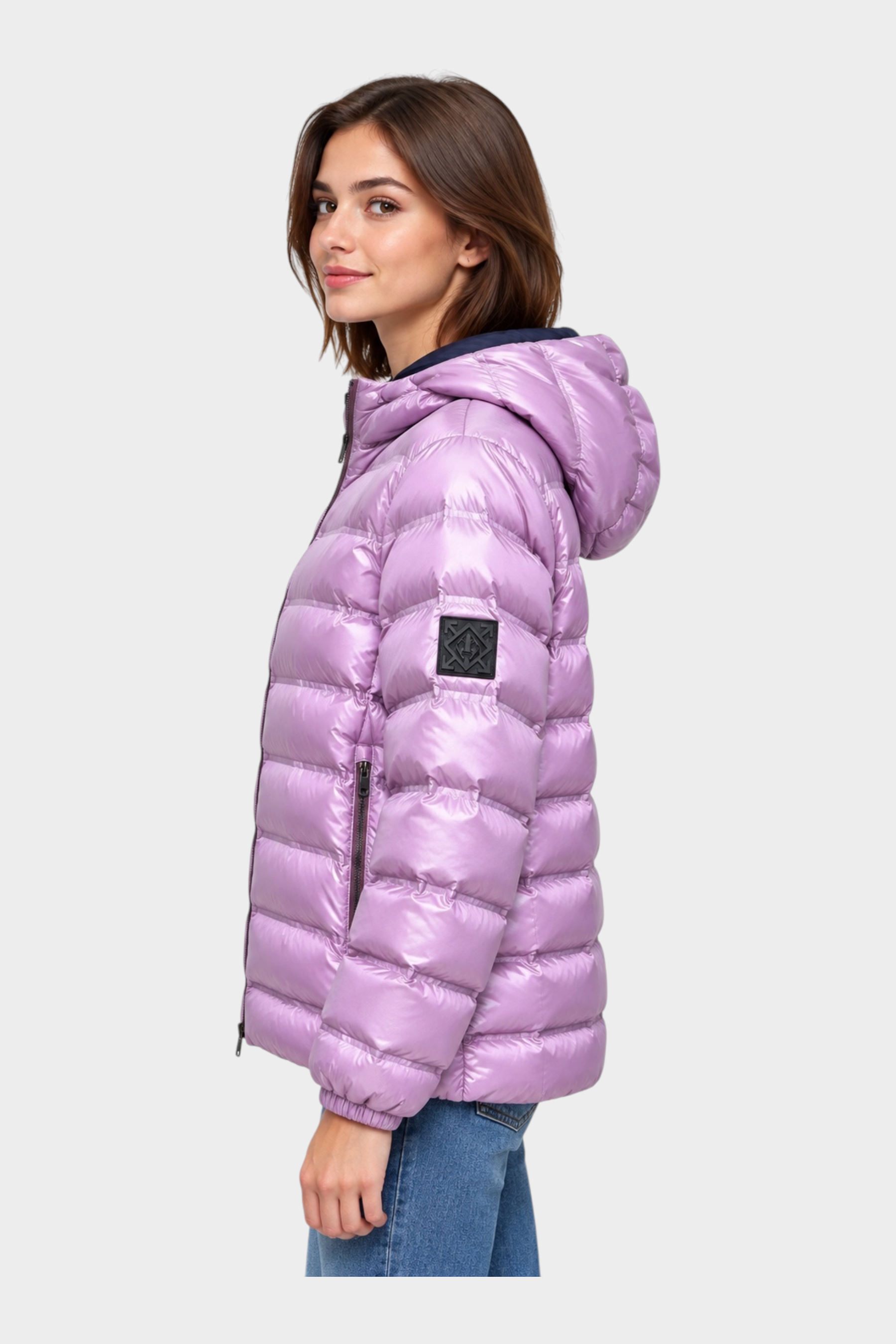 Modella indossa giubbino reversibile Follower SRL trapuntato viola lucido con cappuccio e logo sulla manica