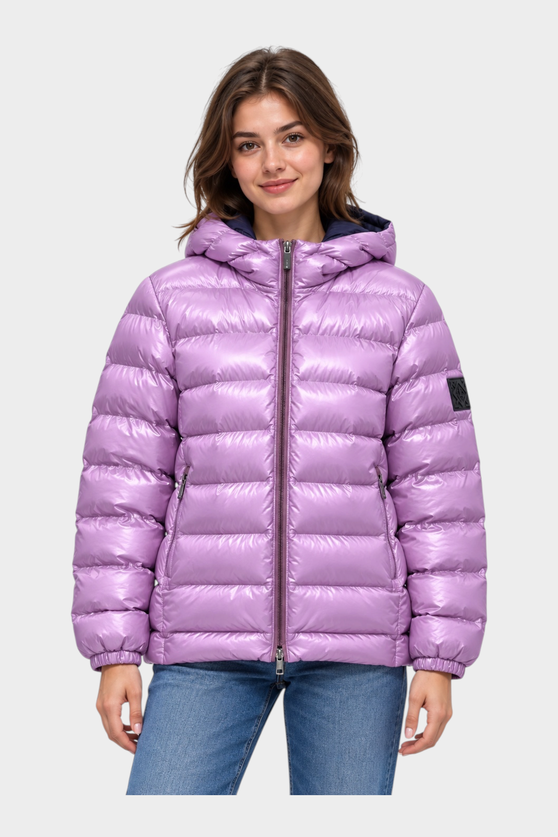 Modella indossa giubbino reversibile Follower SRL viola lucido con cappuccio e chiusura a zip