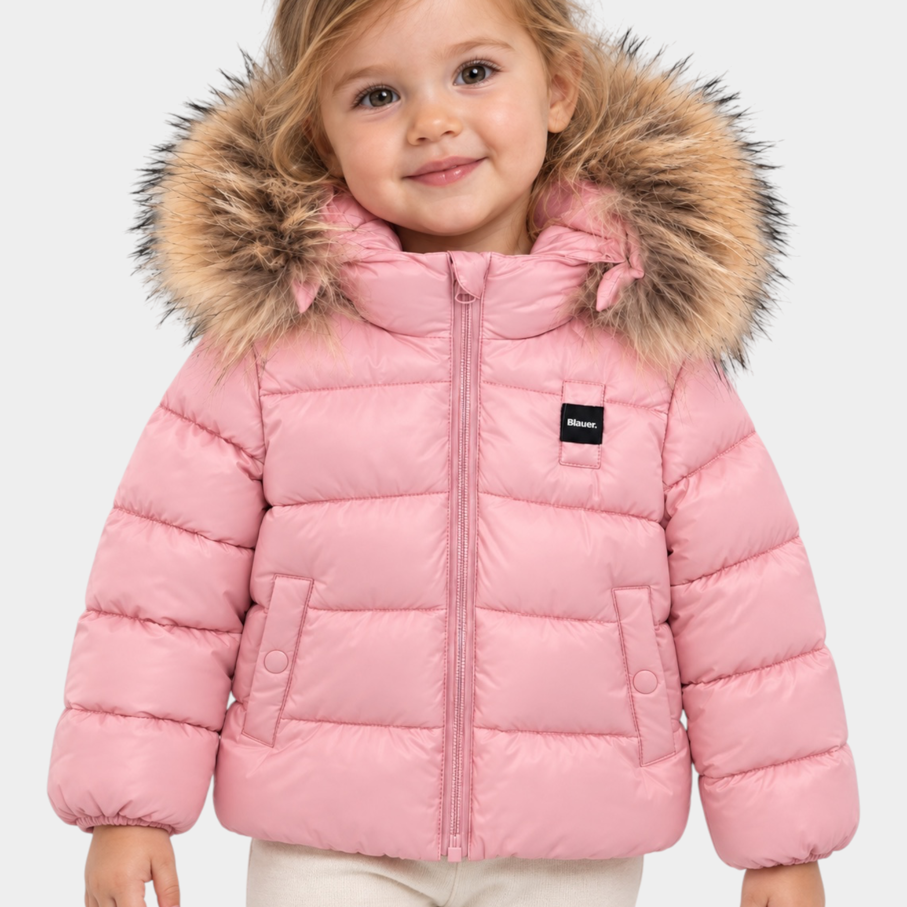 Bambina che indossa un giubbino rosa trapuntato Blauer con cappuccio bordato in pelliccia sintetica Follower SRL
