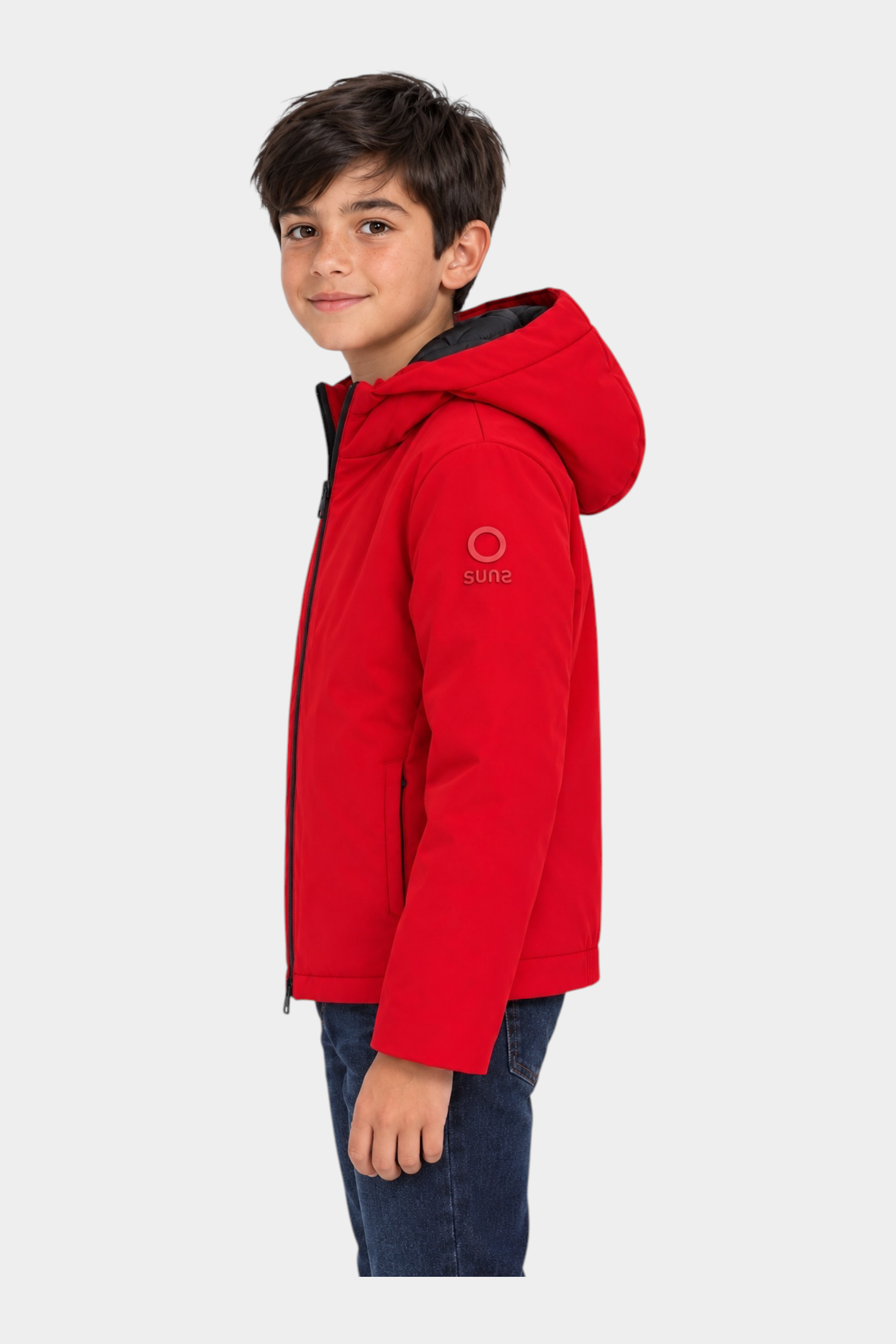 Ragazzo indossa giubbino rosso Austin Unisex di Follower SRL con cappuccio e logo SUNS BOARDS sulla manica