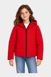 Ragazza indossa il giubbino unisex rosso Austin di Follower SRL con cappuccio e zip nera a contrasto