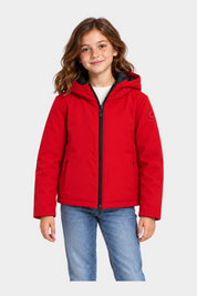 Bambina che indossa il giubbino unisex rosso Austin di SUNS BOARDS venduto da Follower SRL con cappuccio e zip nera