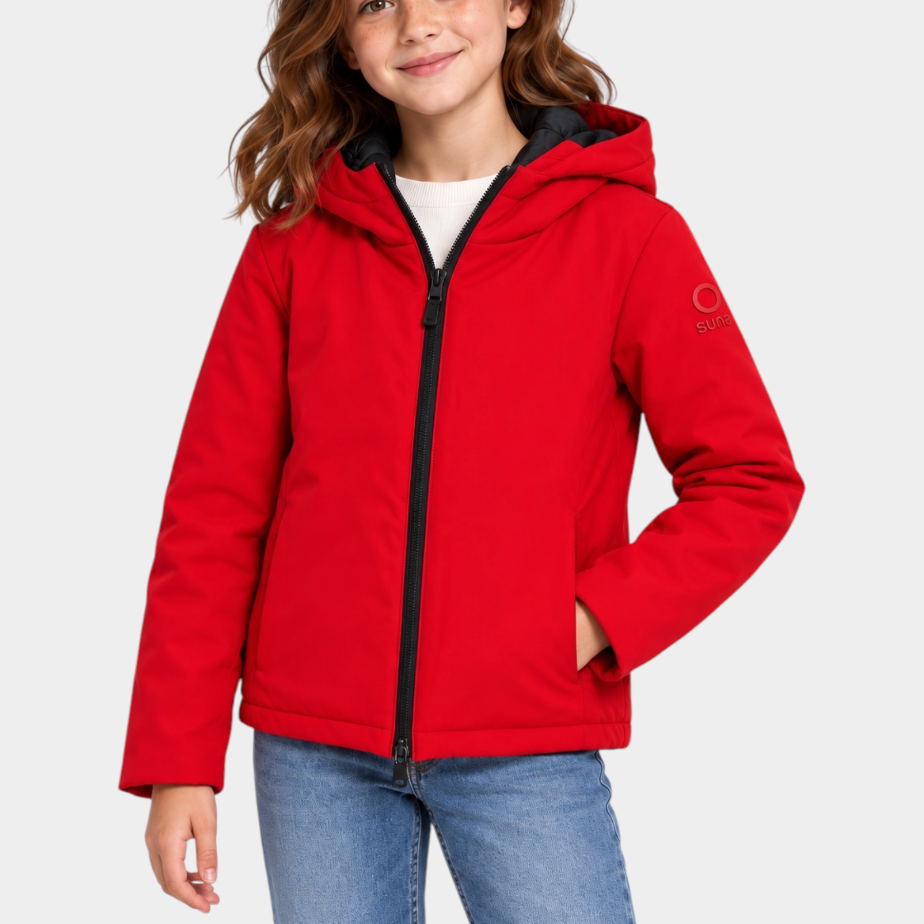 Ragazza indossa giubbino unisex rosso Austin di Follower SRL con cappuccio e zip frontale nera
