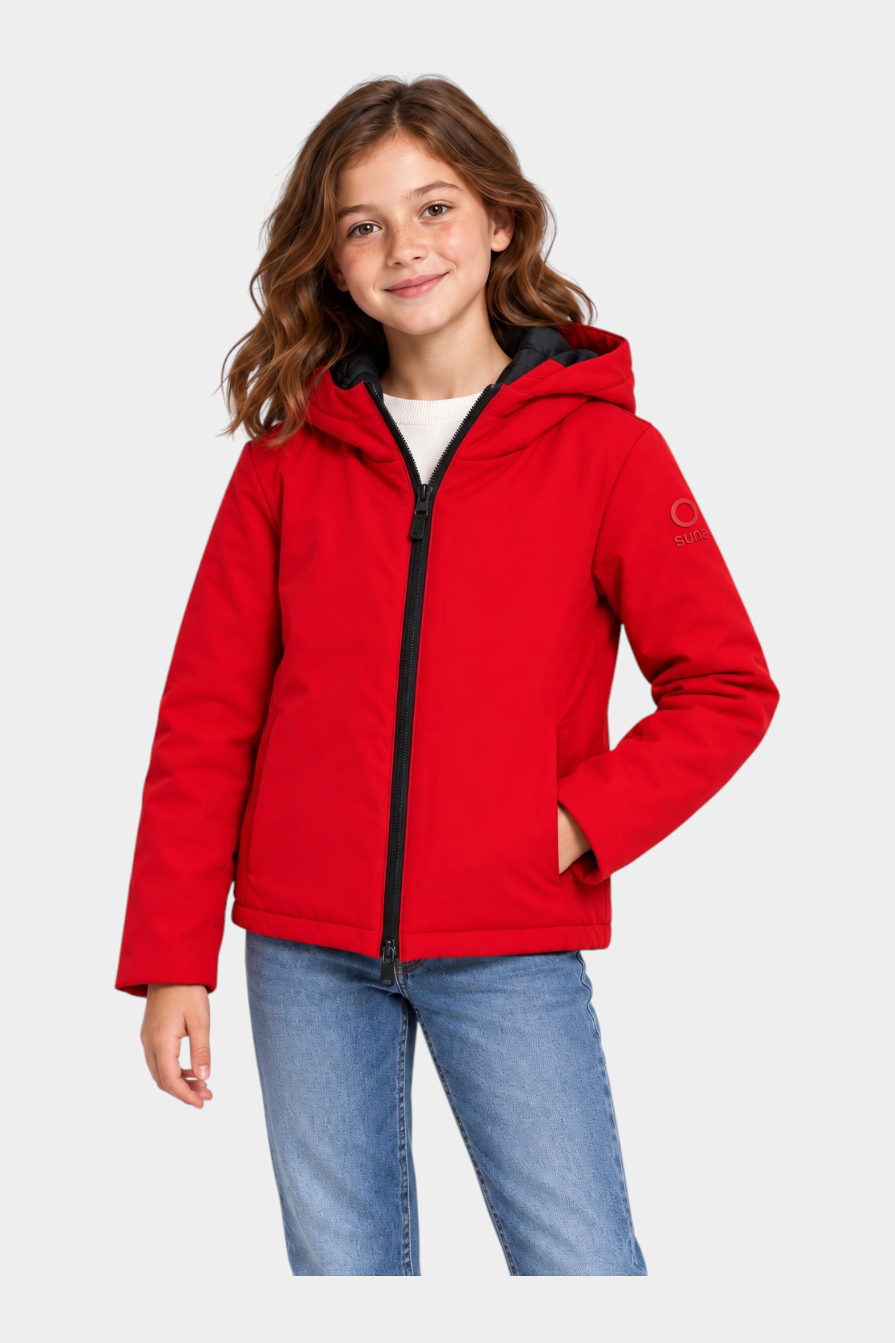Ragazza indossa giubbino unisex rosso Austin di Follower SRL con cappuccio e zip frontale nera