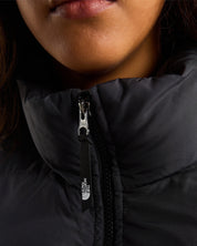 Dettaglio del colletto e della cerniera del giubbino nero Saikuru di The North Face venduto da Follower SRL