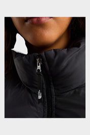 Dettaglio del colletto e della cerniera del giubbino nero Saikuru di The North Face venduto da Follower SRL