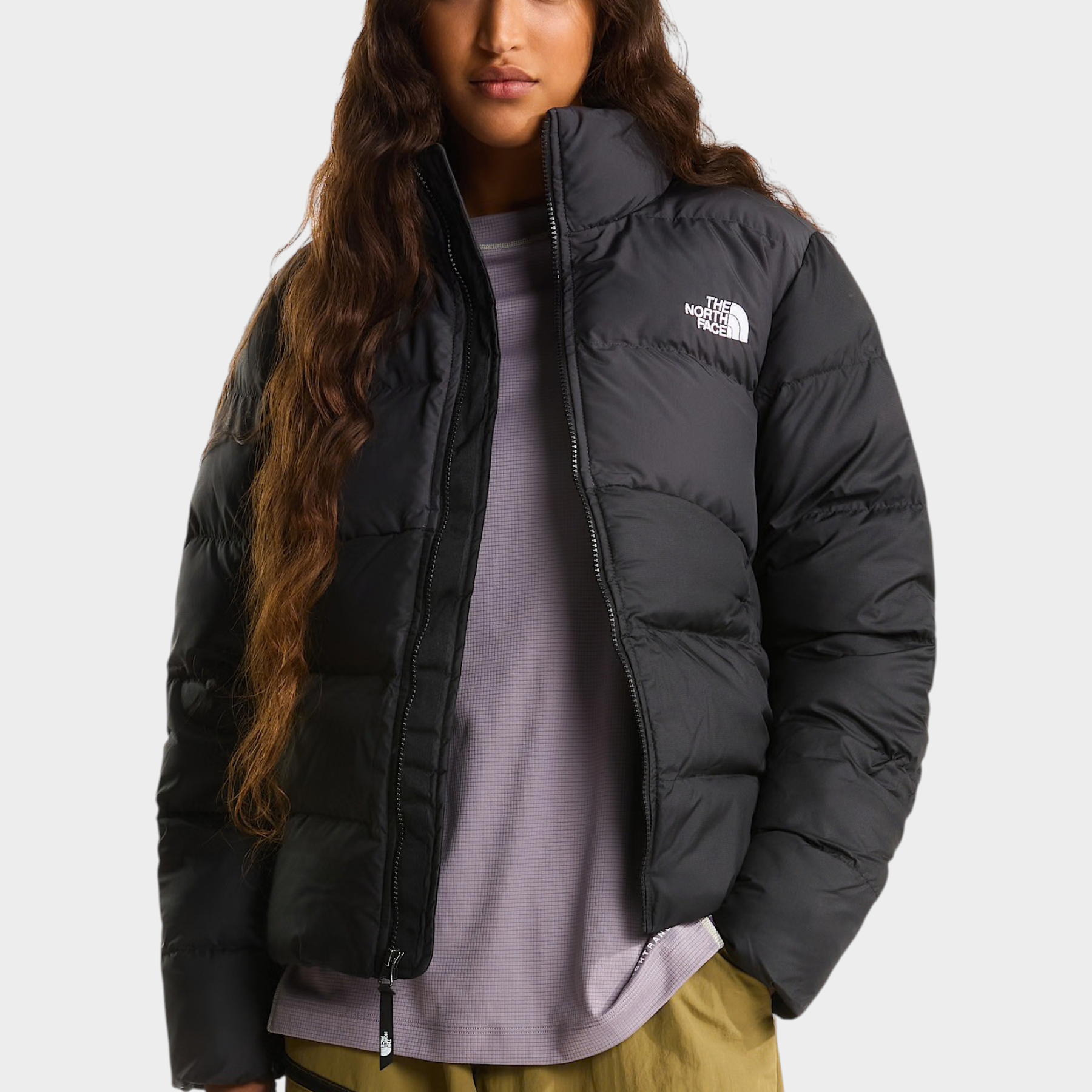 Modella indossa giubbino imbottito nero The North Face Saikuru con logo bianco, ideale per l'inverno da Follower SRL