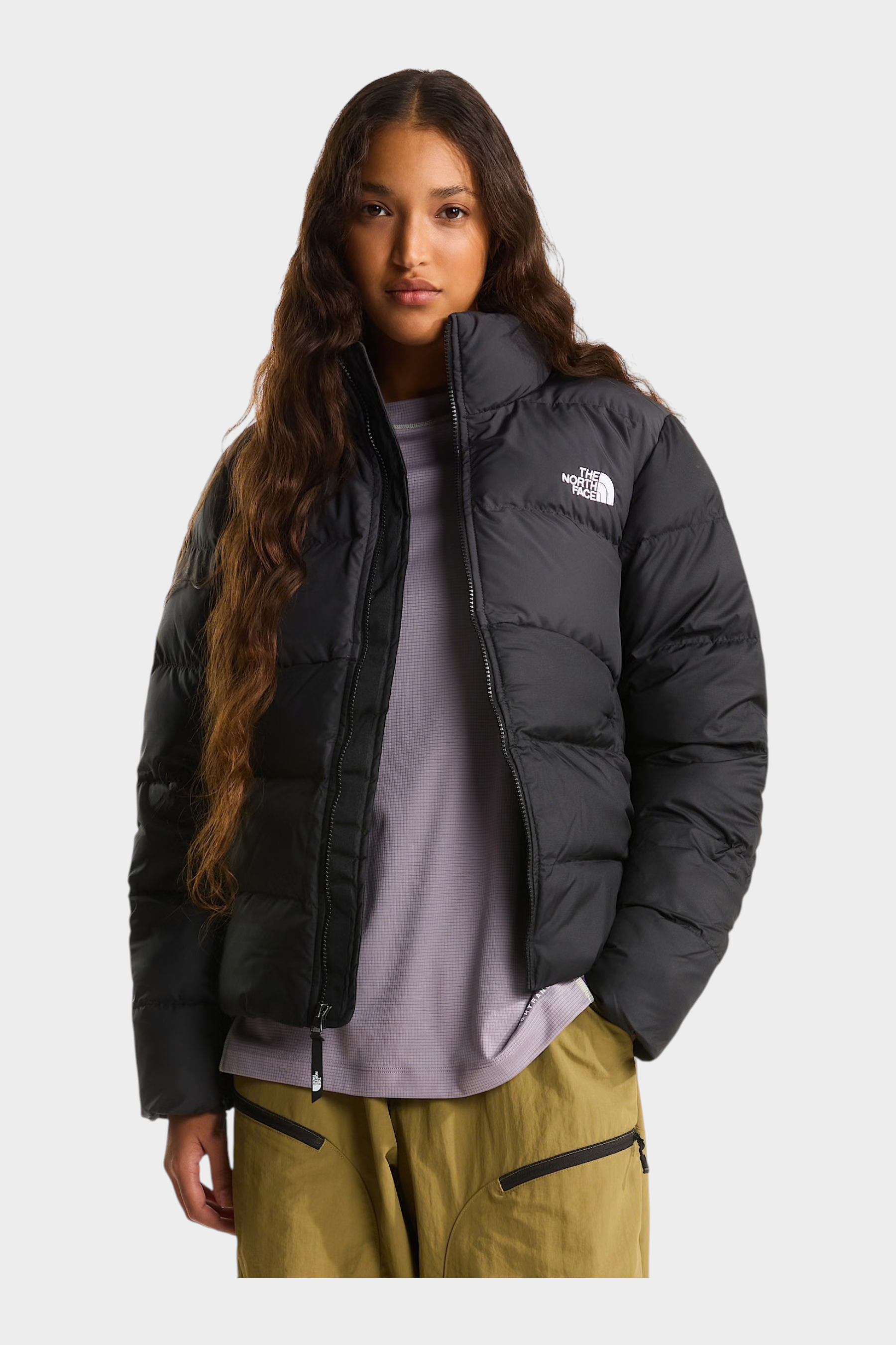 Modella indossa giubbino imbottito nero The North Face Saikuru con logo bianco, ideale per l'inverno da Follower SRL