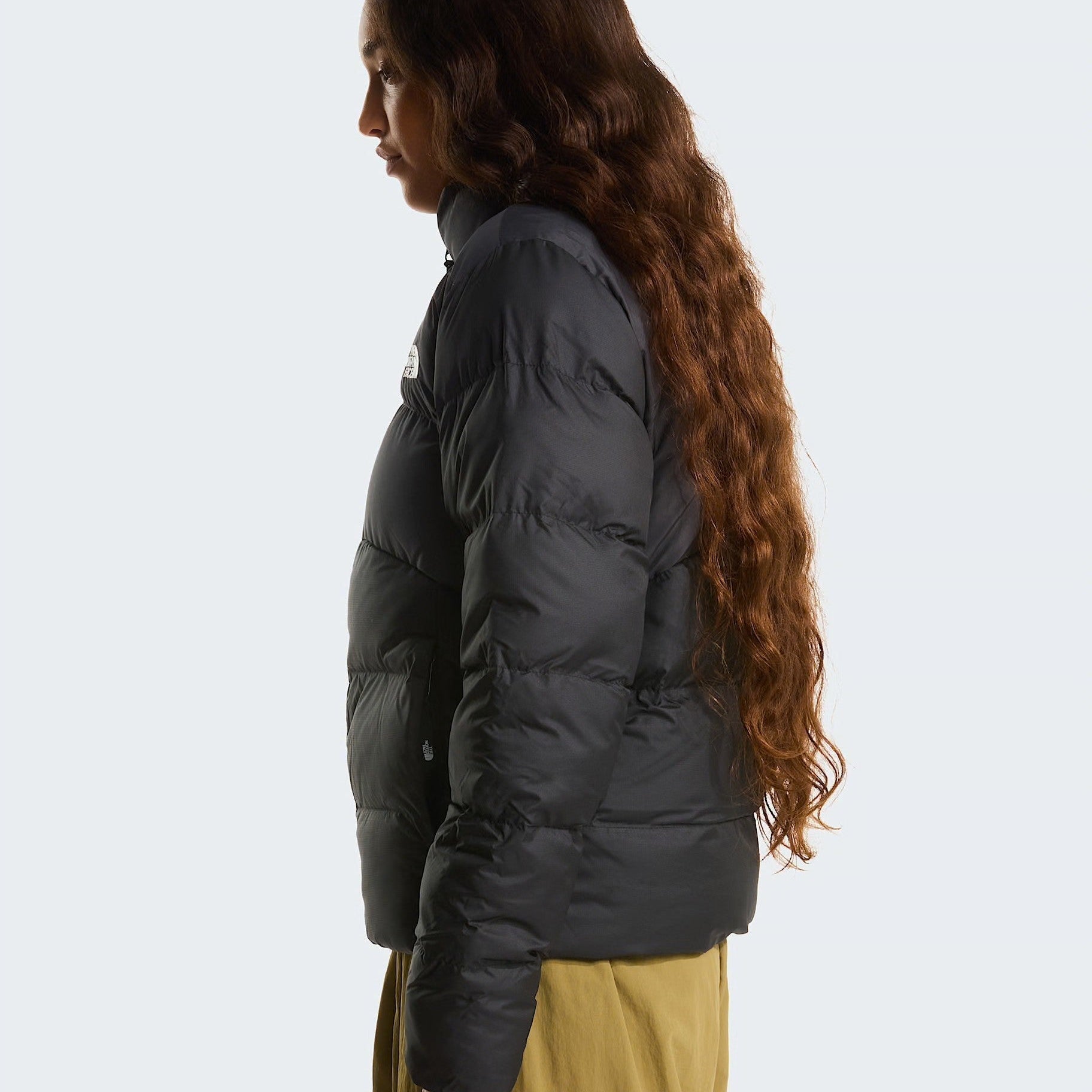 Modella indossa giubbino imbottito nero The North Face Saikuru, vista laterale, ideale per l'inverno