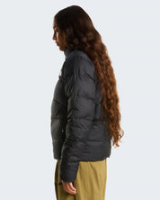 Modella indossa giubbino imbottito nero The North Face Saikuru, vista laterale, ideale per l'inverno