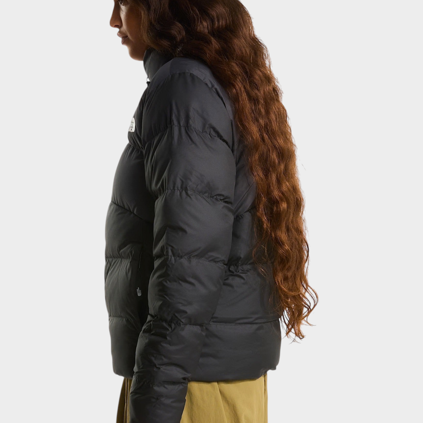 Modella indossa giubbino imbottito nero The North Face Saikuru, vista laterale, ideale per l'inverno