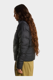 Modella indossa giubbino imbottito nero The North Face Saikuru, vista laterale, ideale per l'inverno