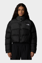 Modella indossa giubbino nero cropped Saikuru di Follower SRL con tecnologia WindWall e logo The North Face