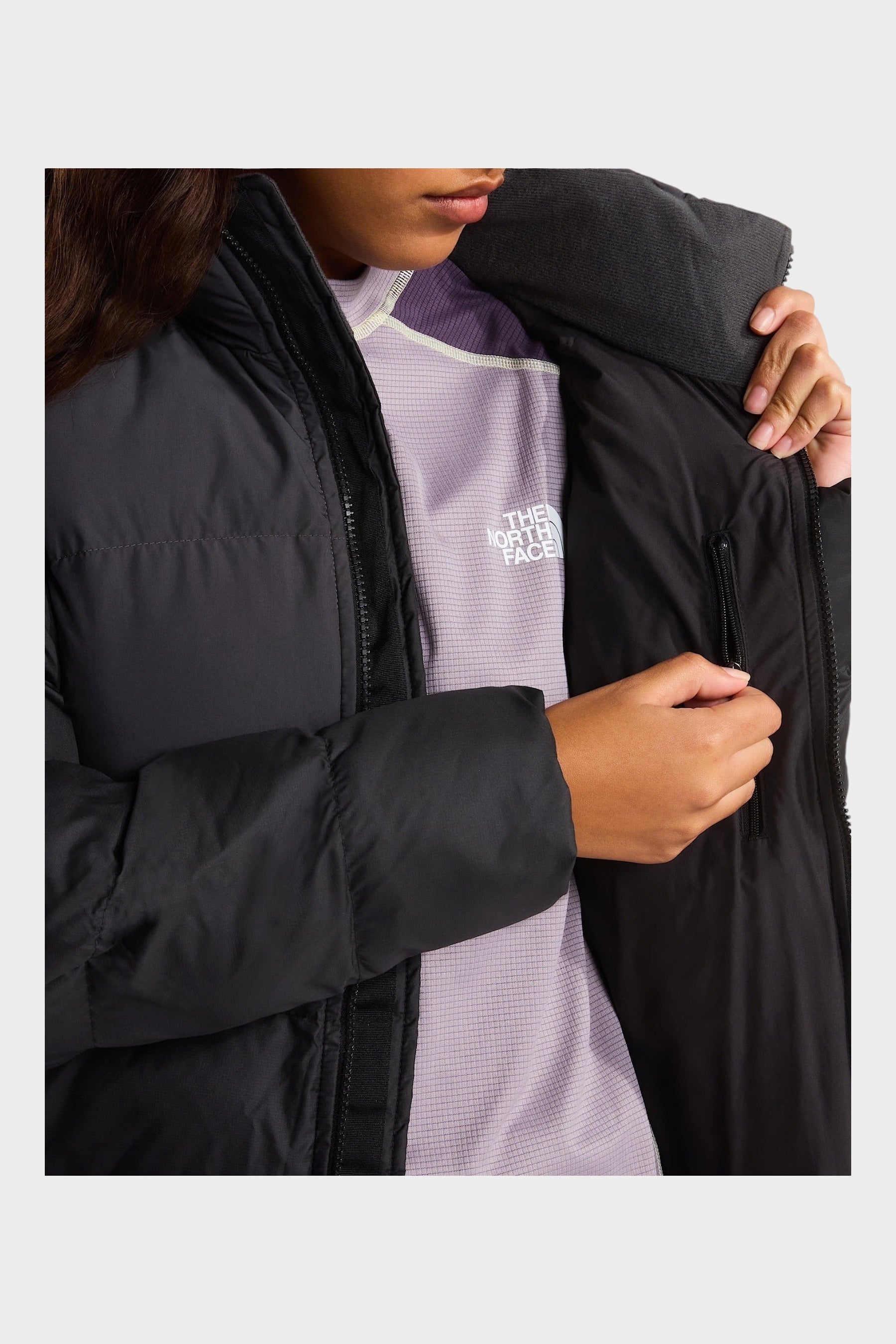 Dettaglio interno del giubbino nero Saikuru Donna di Follower SRL con cerniera e tasca, indossato sopra maglia viola