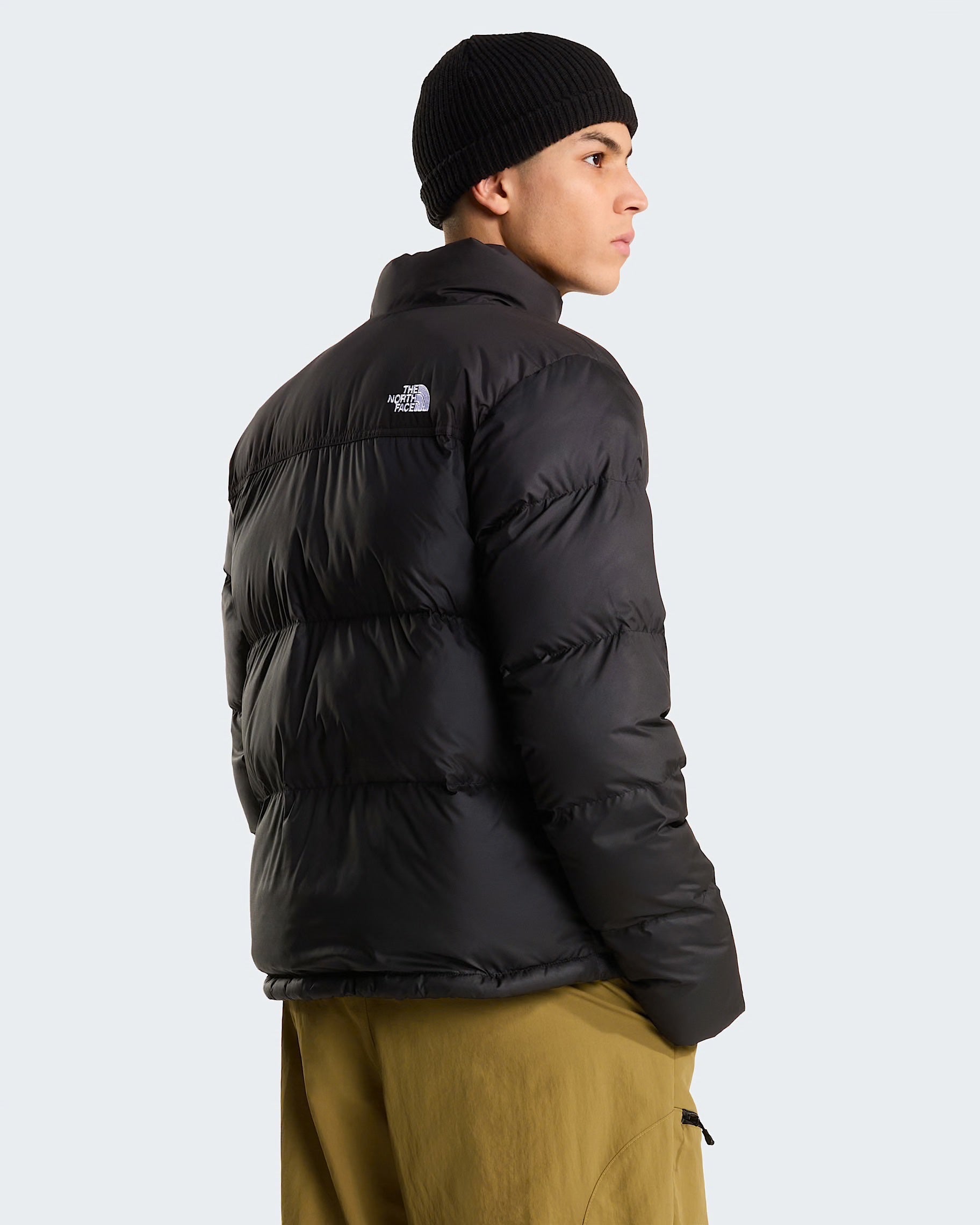 Modello indossa giubbino nero The North Face Saikuru con tecnologia WindWall, vista posteriore, Follower SRL