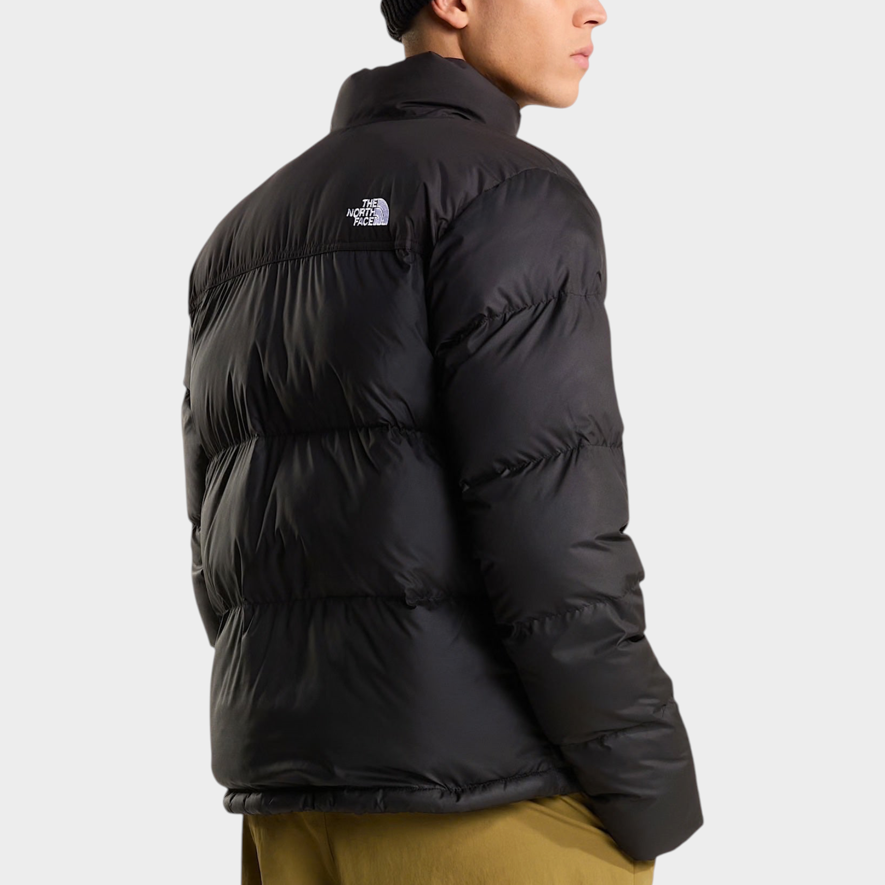 Modello indossa giubbino nero The North Face Saikuru con tecnologia WindWall, vista posteriore, Follower SRL