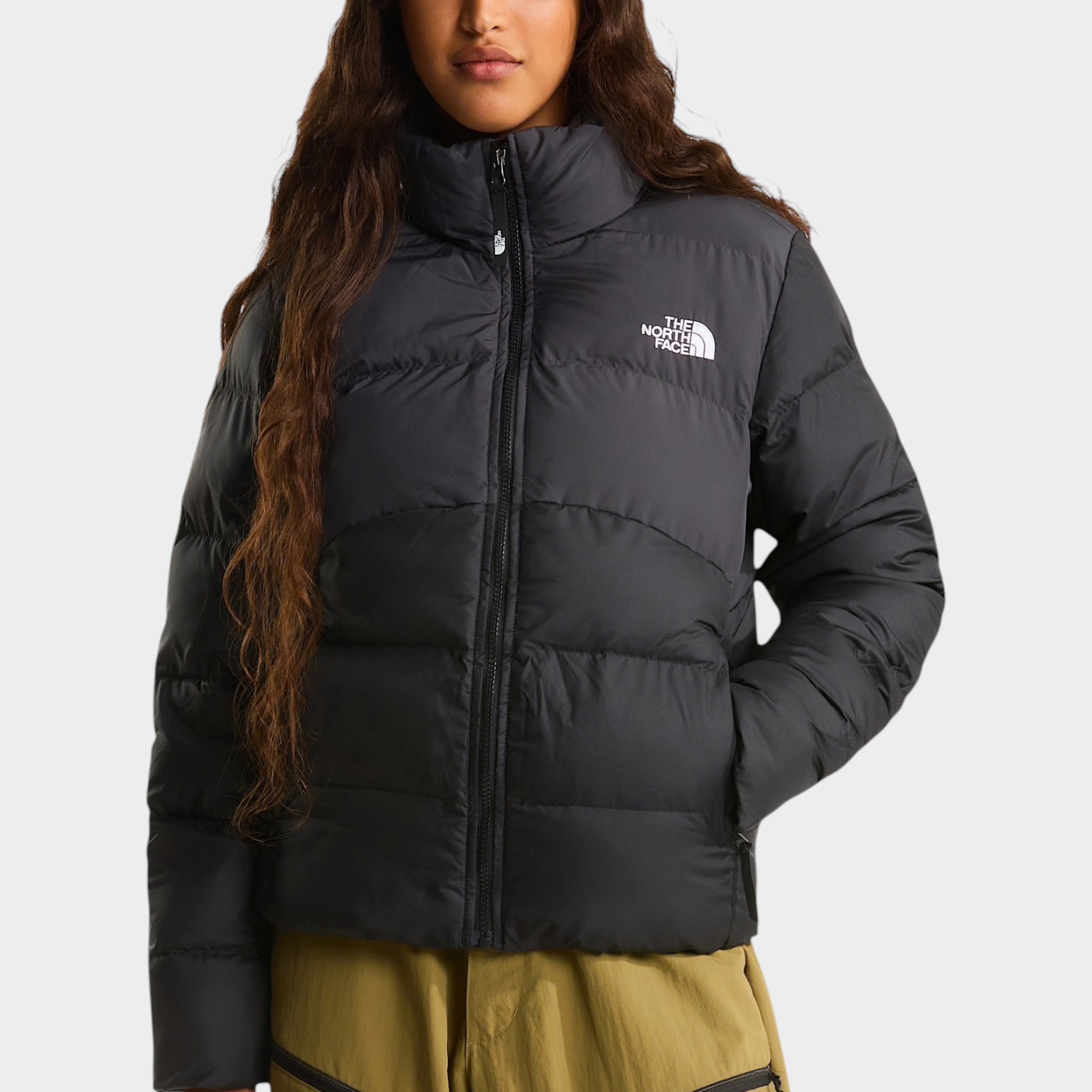 Modella indossa giubbino imbottito nero The North Face Saikuru con logo bianco, proposto da Follower SRL