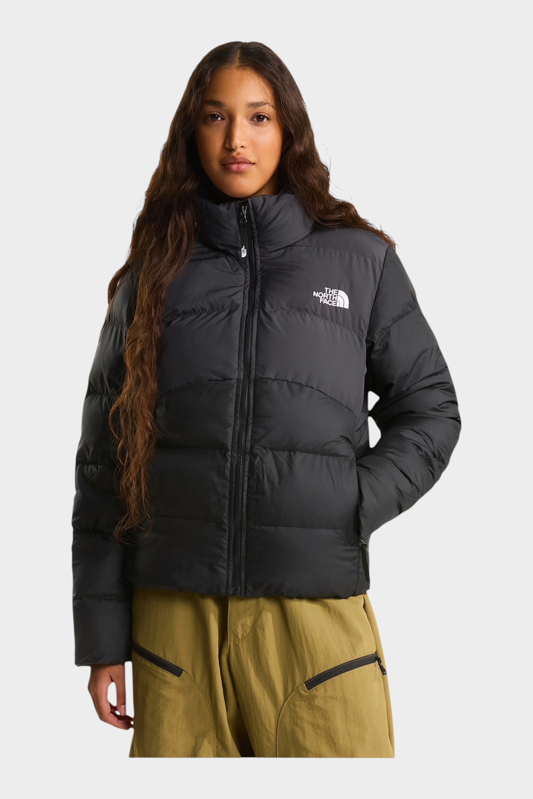 Modella indossa giubbino imbottito nero The North Face Saikuru con logo bianco, proposto da Follower SRL
