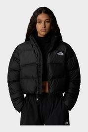 Modella indossa giubbino nero cropped Saikuru di Follower SRL con tecnologia WindWall e logo The North Face