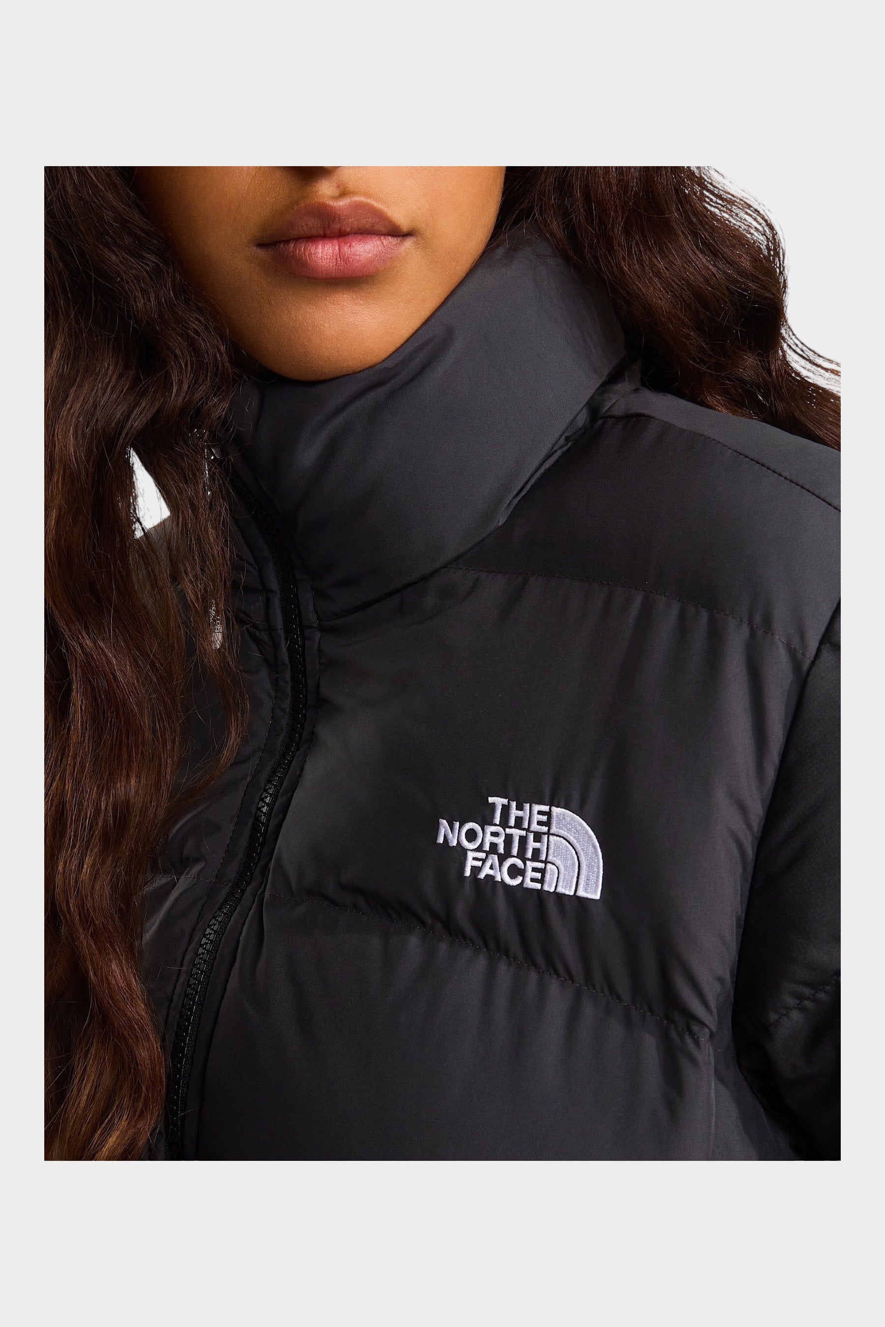 Dettaglio del giubbino nero Saikuru da donna di Follower SRL con logo The North Face ricamato sul petto