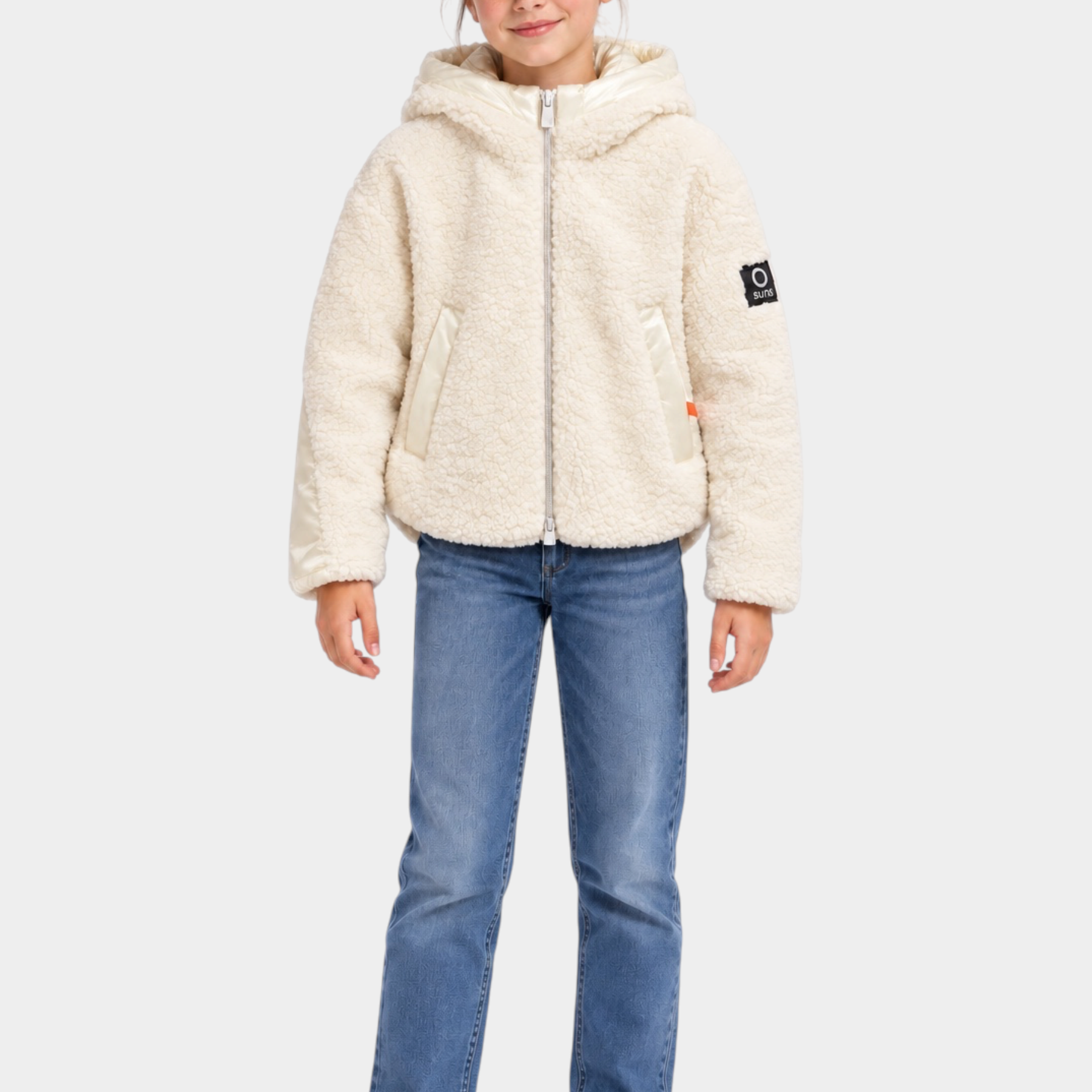 Bambina indossa giubbino teddy avorio con cappuccio e logo Follower SRL, abbinato a jeans blu e scarpe bianche
