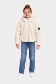 Bambina indossa giubbino teddy avorio con cappuccio e logo Follower SRL, abbinato a jeans blu e scarpe bianche