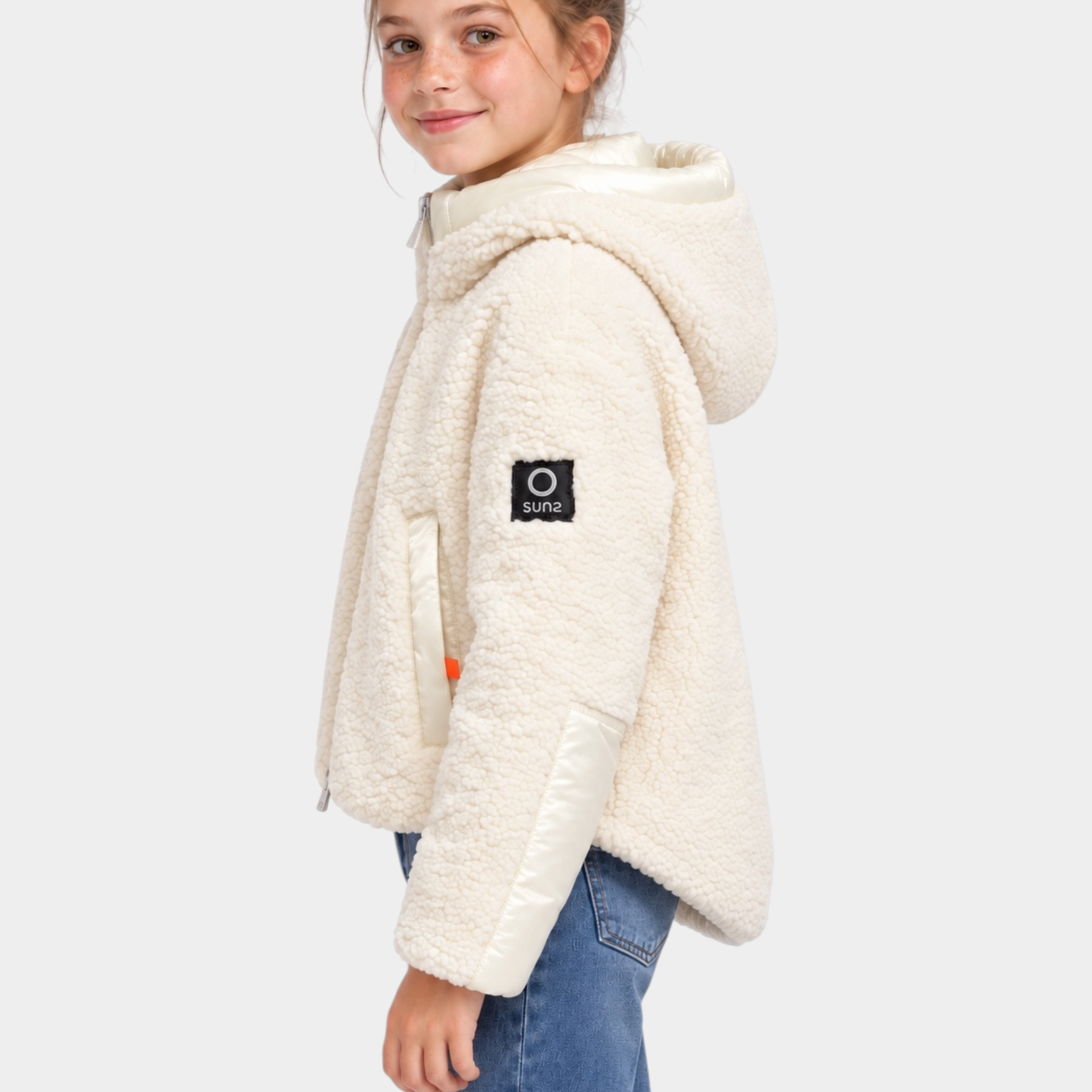 Bambina indossa giubbino teddy avorio Follower SRL con cappuccio, dettagli in nylon e logo SUNS BOARDS sulla manica