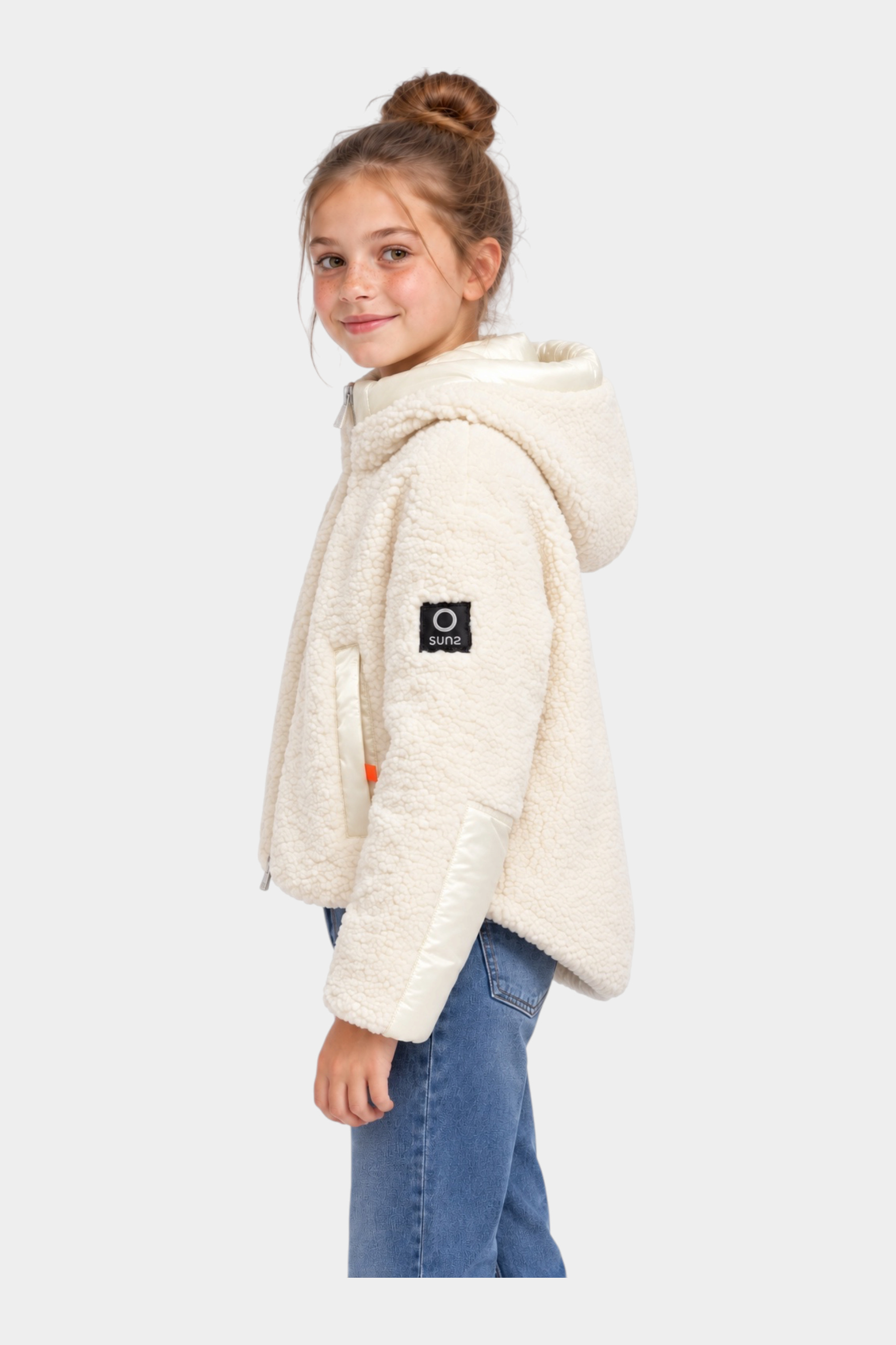 Bambina indossa giubbino teddy avorio Follower SRL con cappuccio, dettagli in nylon e logo SUNS BOARDS sulla manica