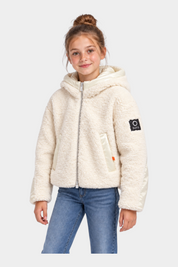 Bambina che indossa il giubbino teddy avorio Follower SRL con cappuccio, zip frontale e logo SUNS BOARDS sulla manica