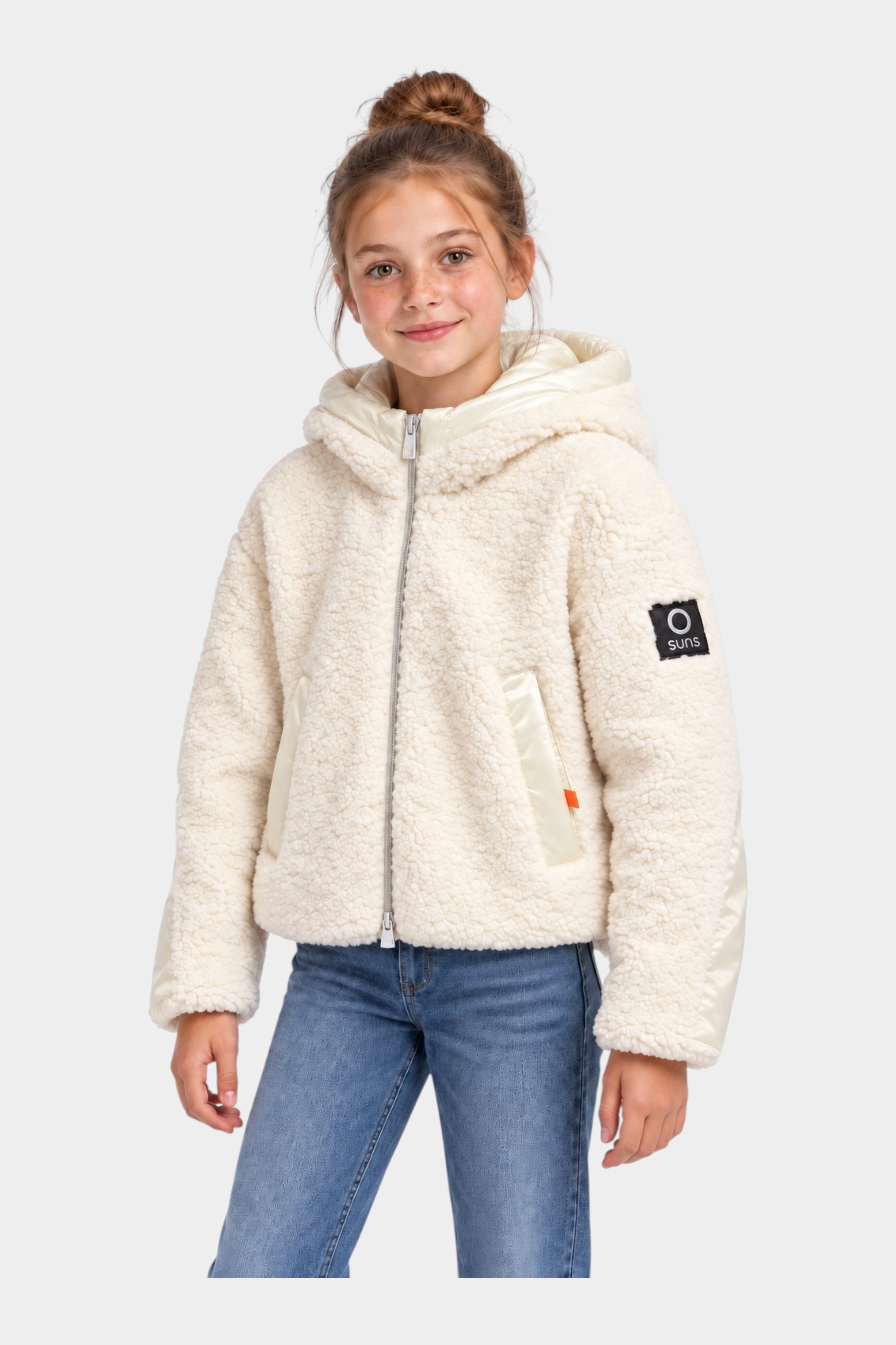 Bambina che indossa il giubbino teddy avorio Follower SRL con cappuccio, zip frontale e logo SUNS BOARDS sulla manica