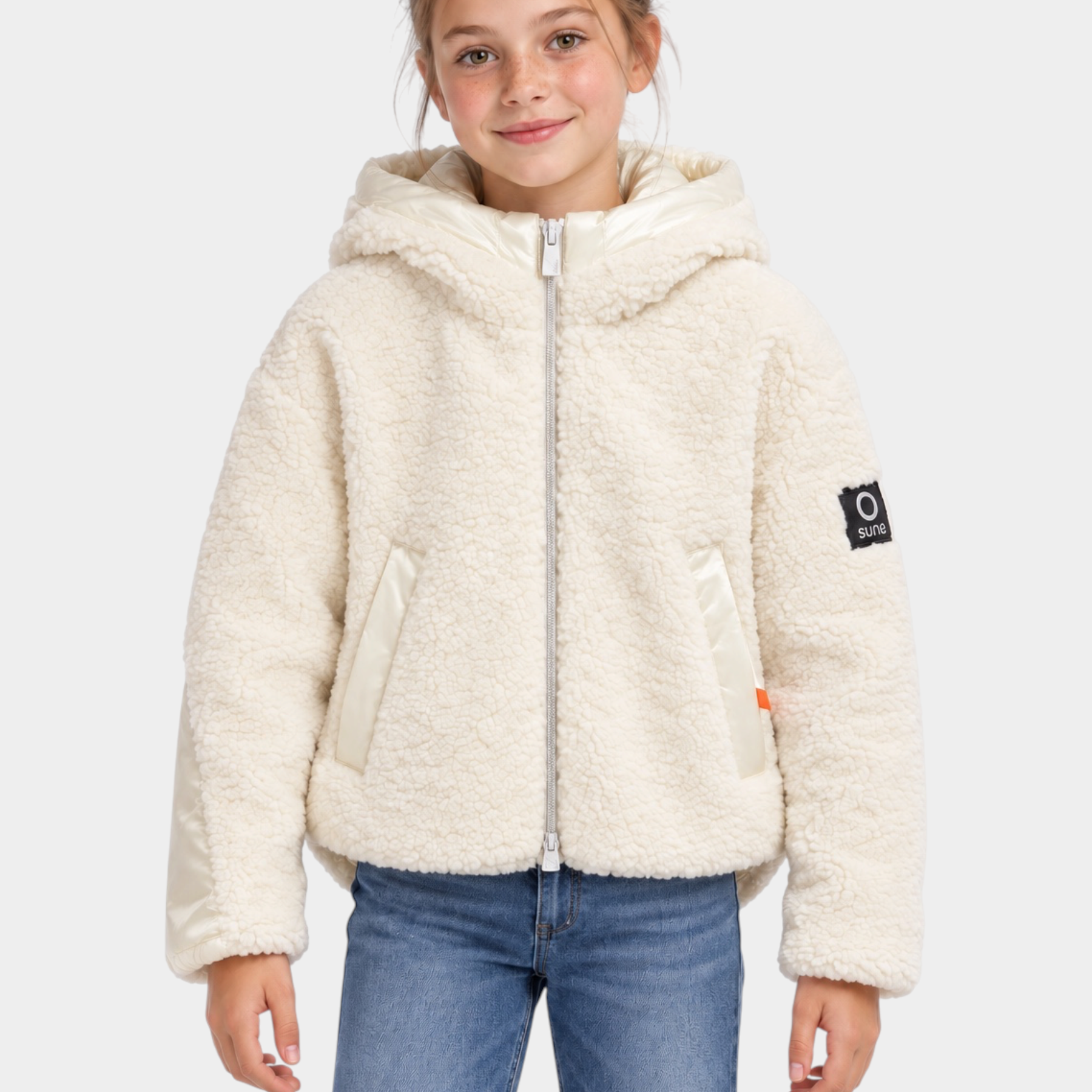 Bambina che indossa il giubbino teddy avorio SUNS BOARDS di Follower SRL con cappuccio e chiusura a zip