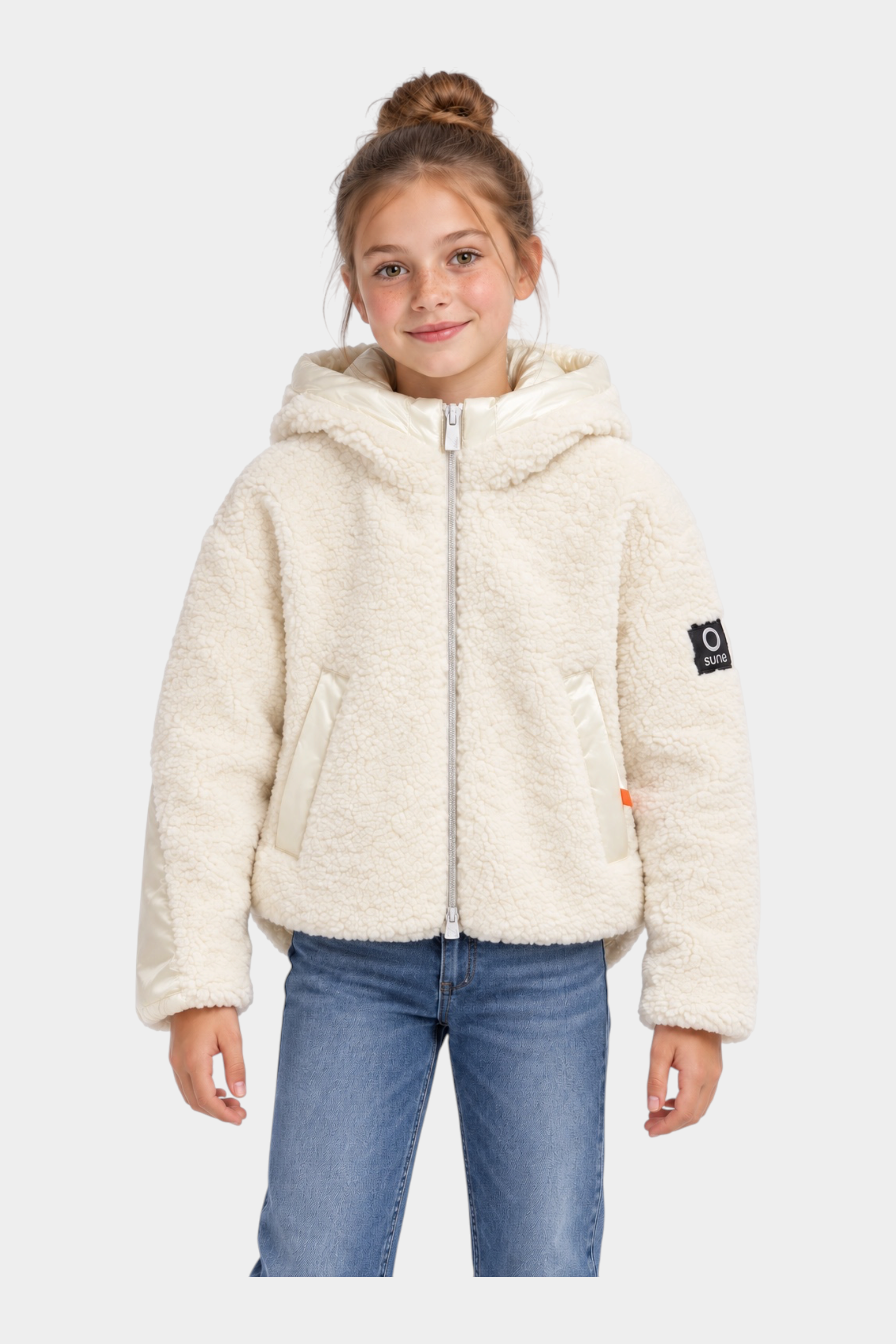 Bambina che indossa il giubbino teddy avorio SUNS BOARDS di Follower SRL con cappuccio e chiusura a zip